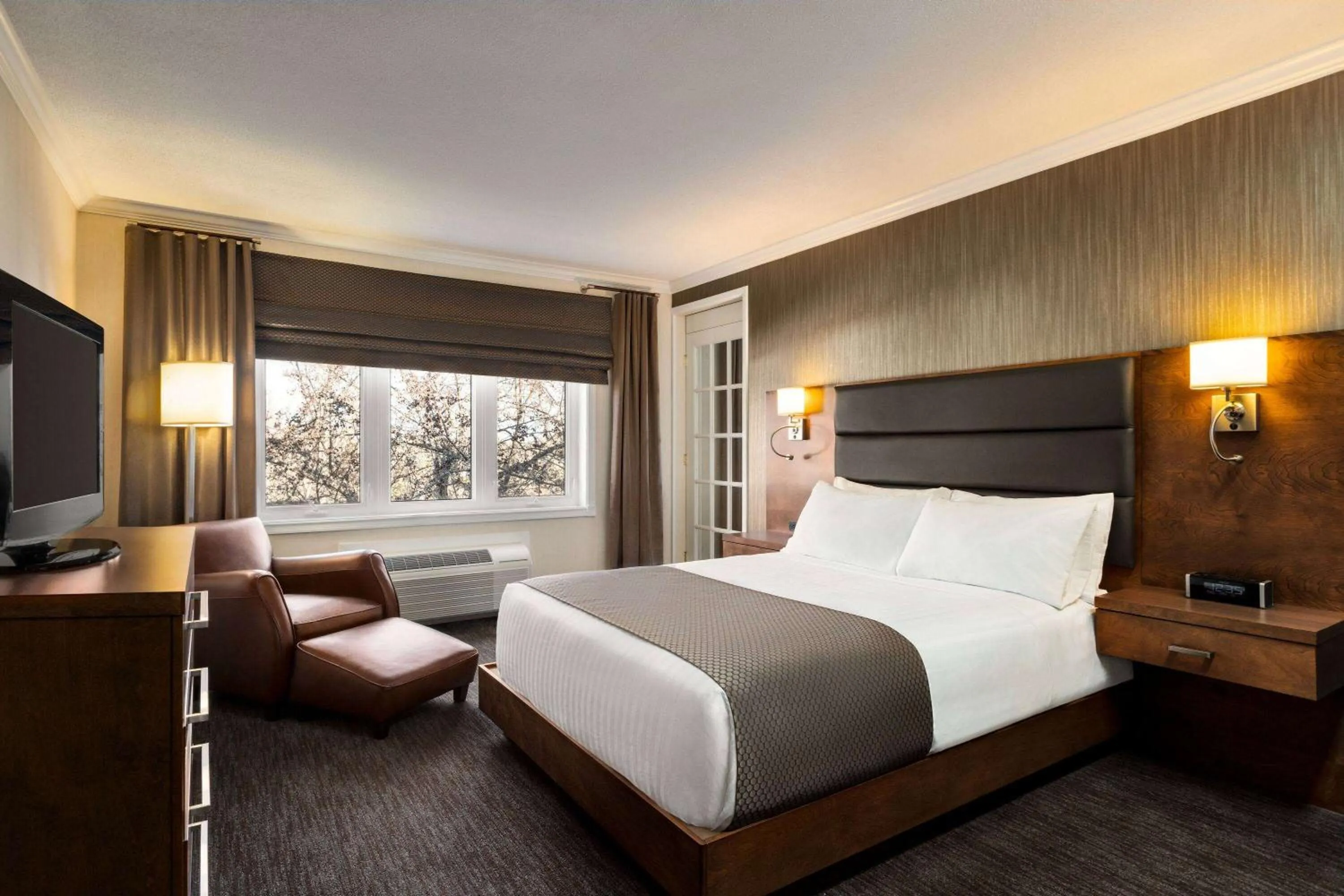 Bed in Atlantic Host Hotel, Trademark Collection by Wyndham