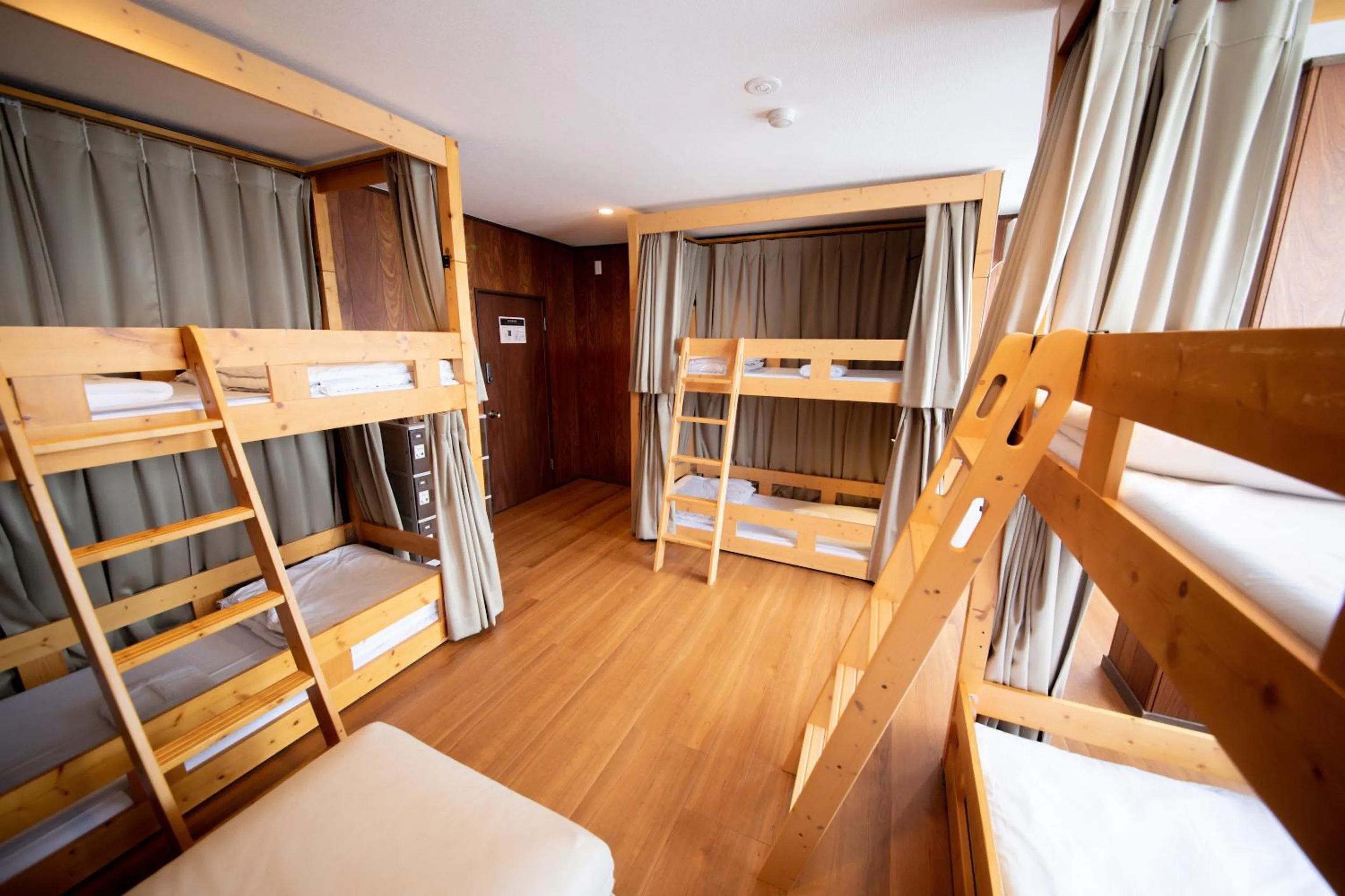 Bed in tune Hostel（ツネホステル館山）