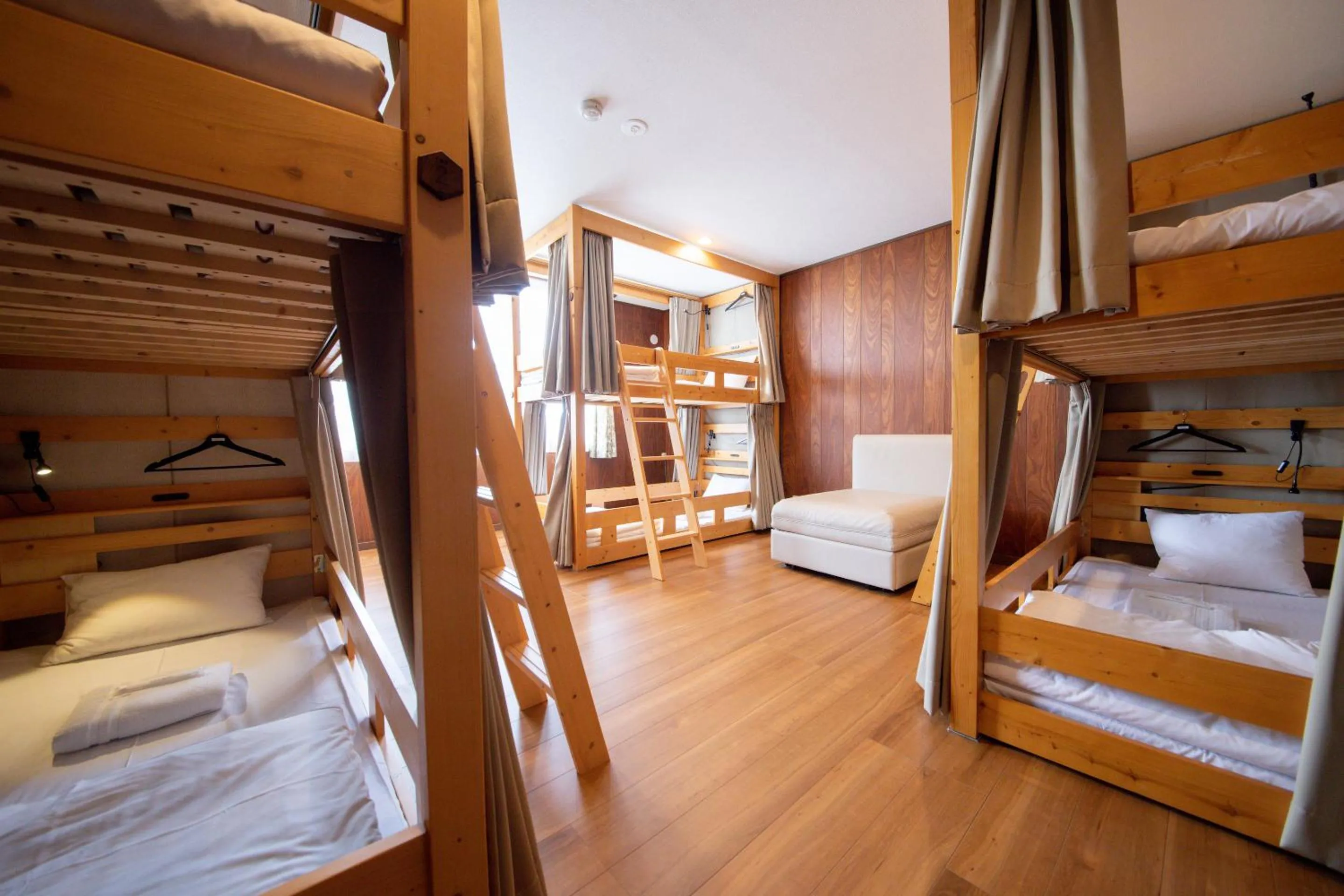 Bed in tune Hostel（ツネホステル館山）