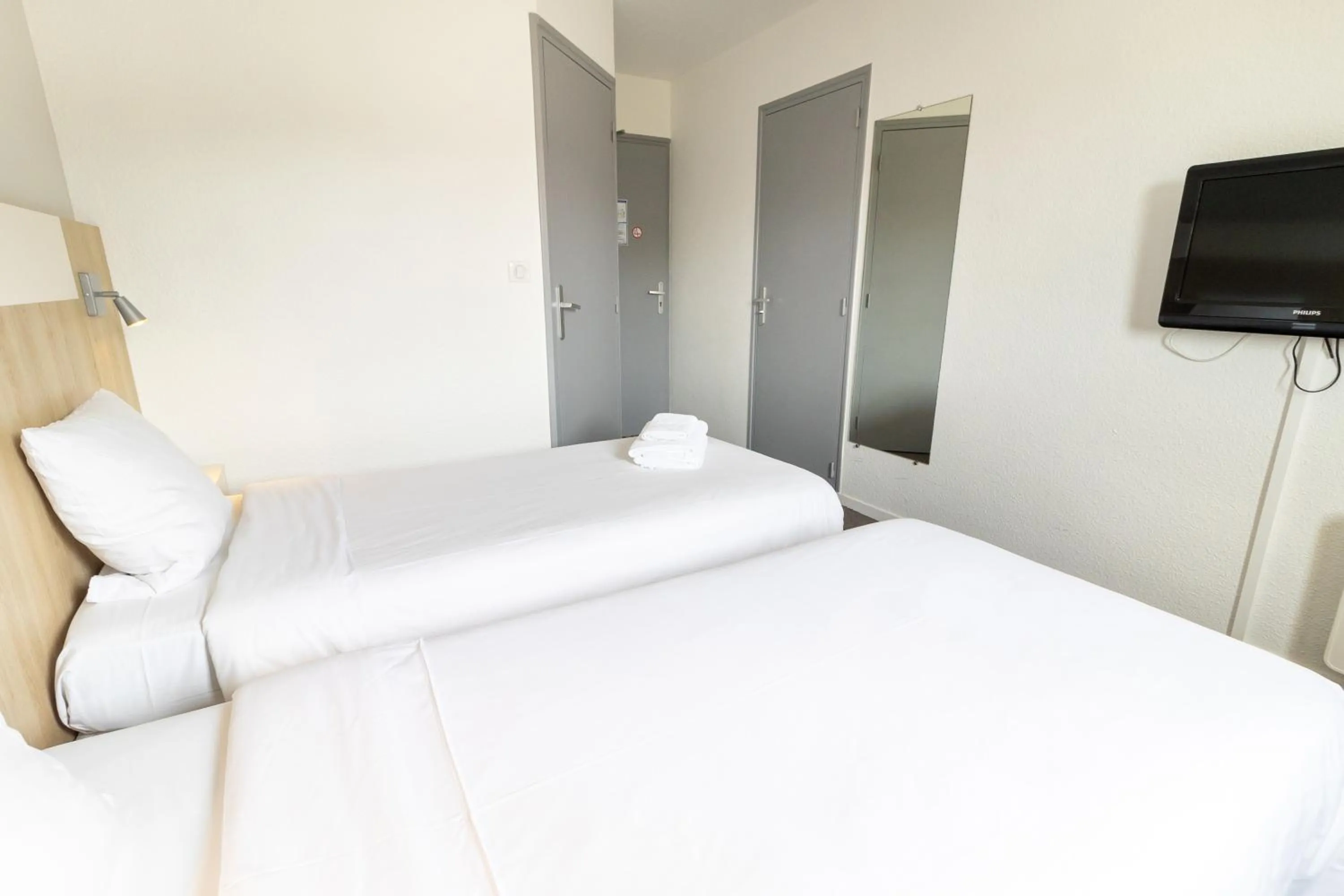 Bed in Kyriad Direct Auxerre - Appoigny