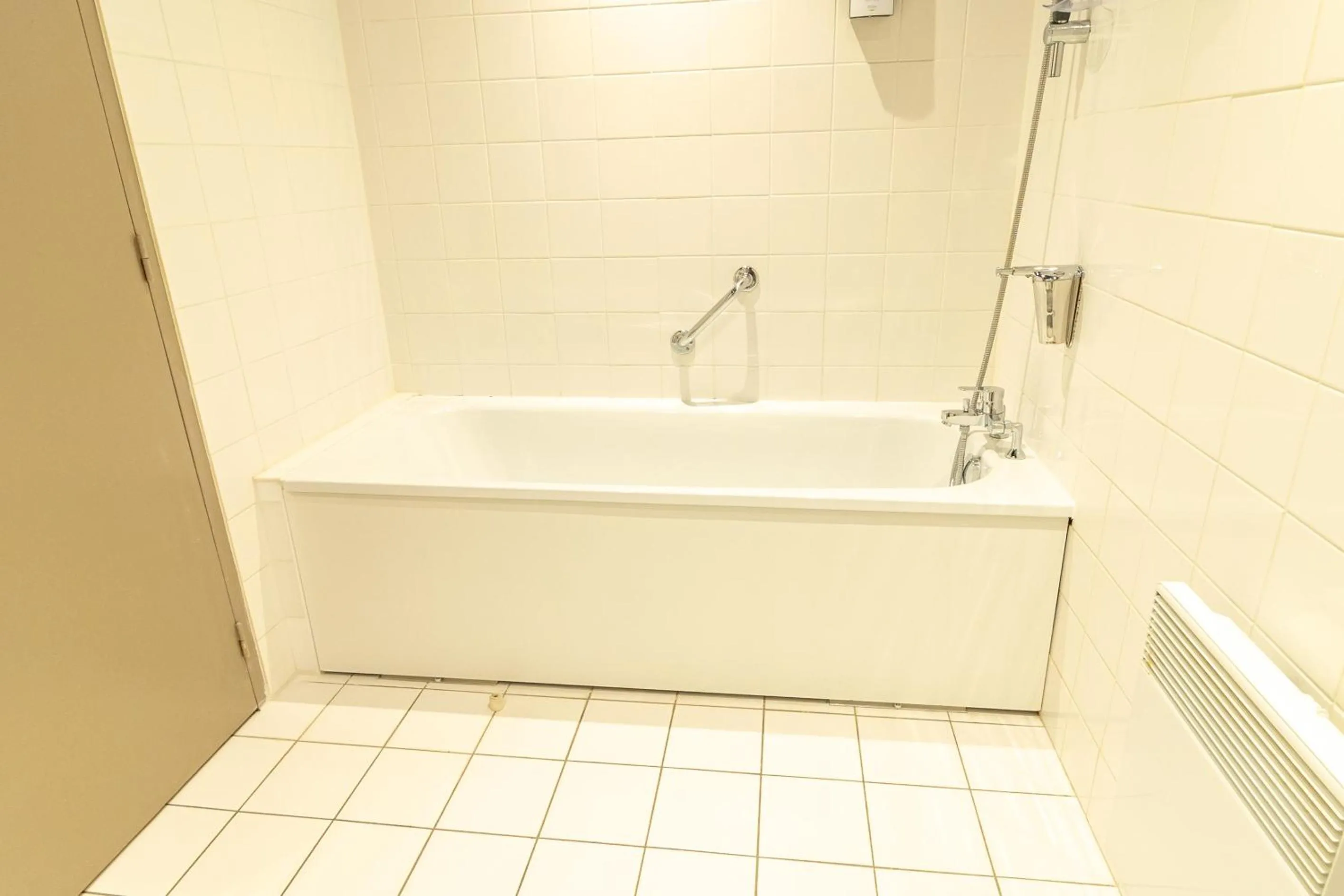 Bathroom in Kyriad Direct Auxerre - Appoigny