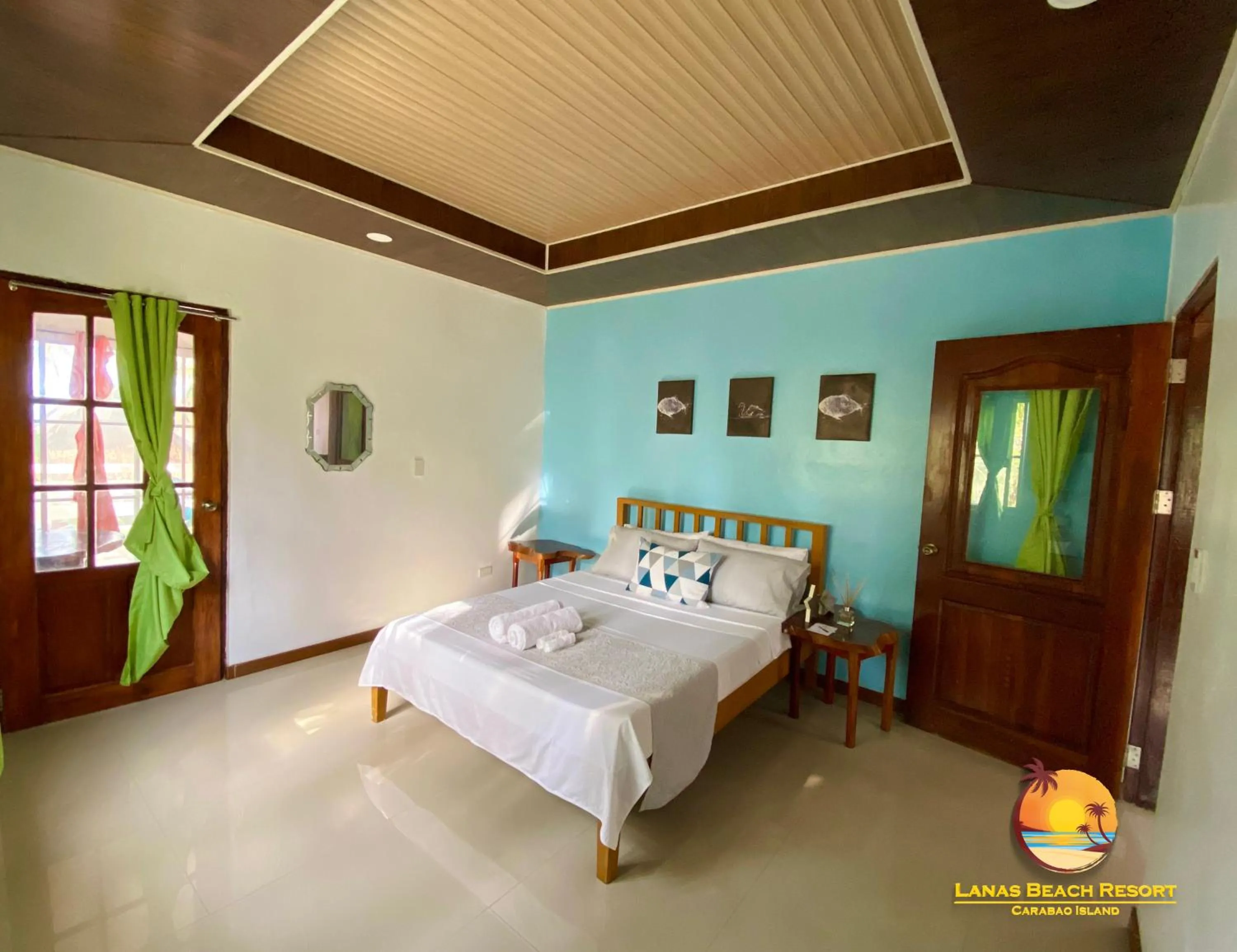 Bed in Lanas Beach Resort Carabao Island