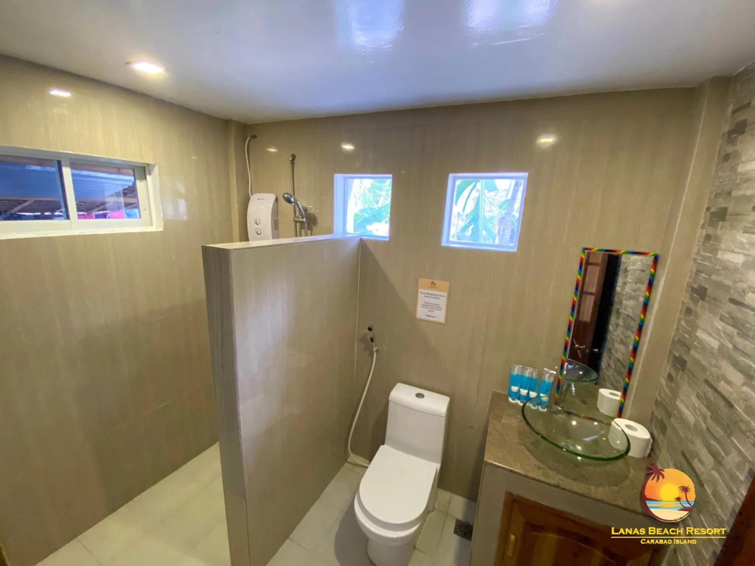 Toilet in Lanas Beach Resort Carabao Island