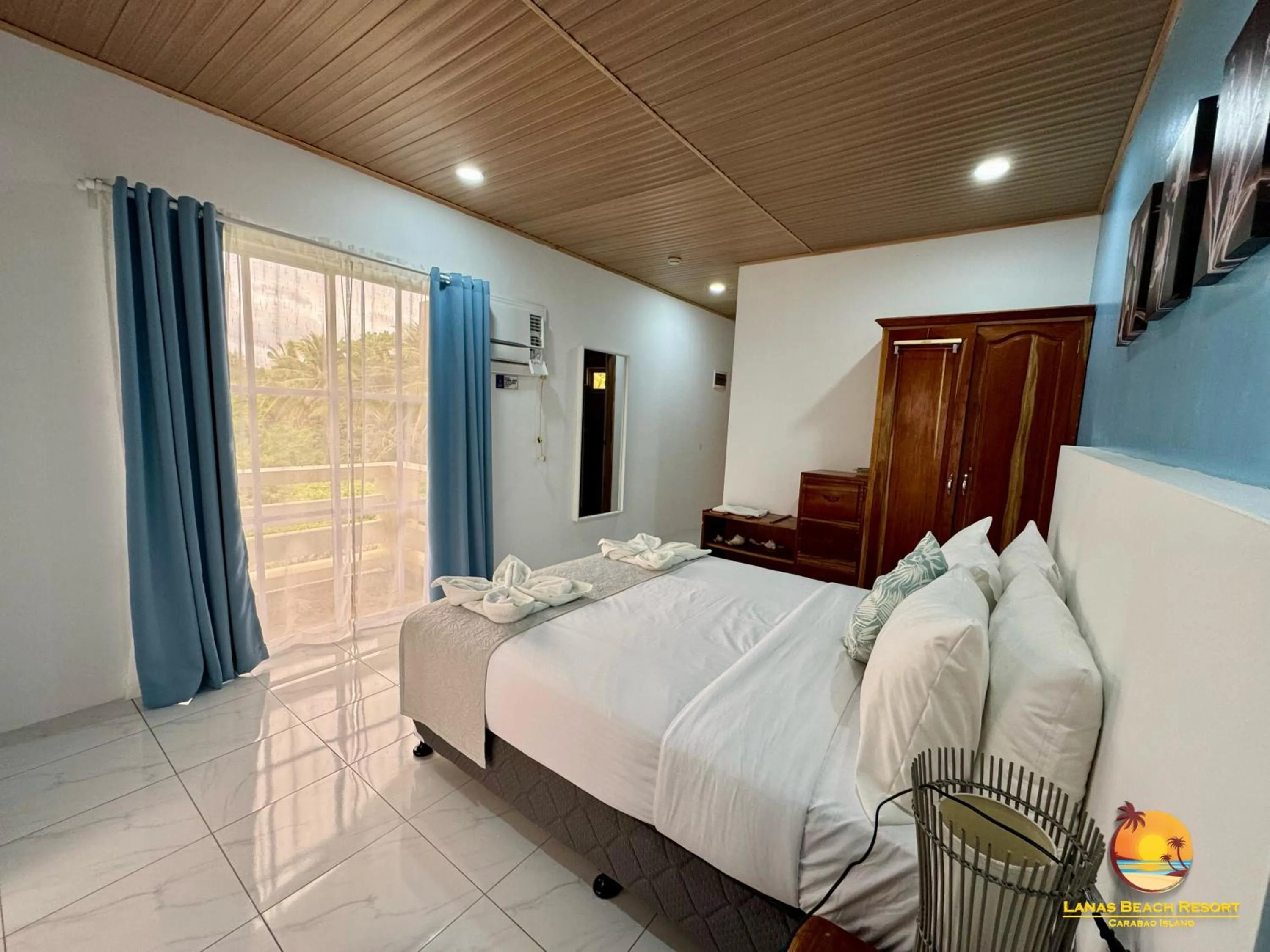 Bed in Lanas Beach Resort Carabao Island