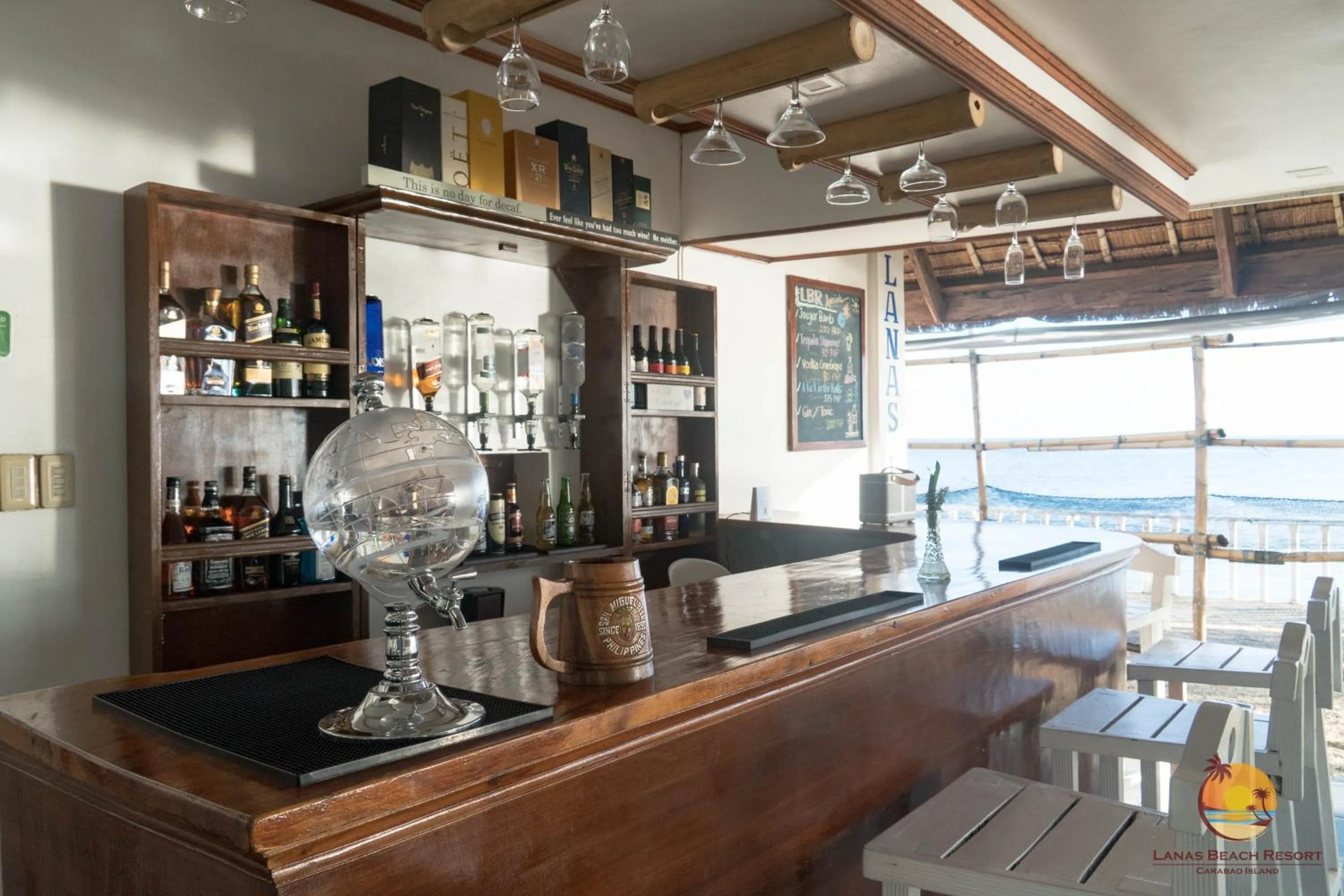 Lounge or bar in Lanas Beach Resort Carabao Island
