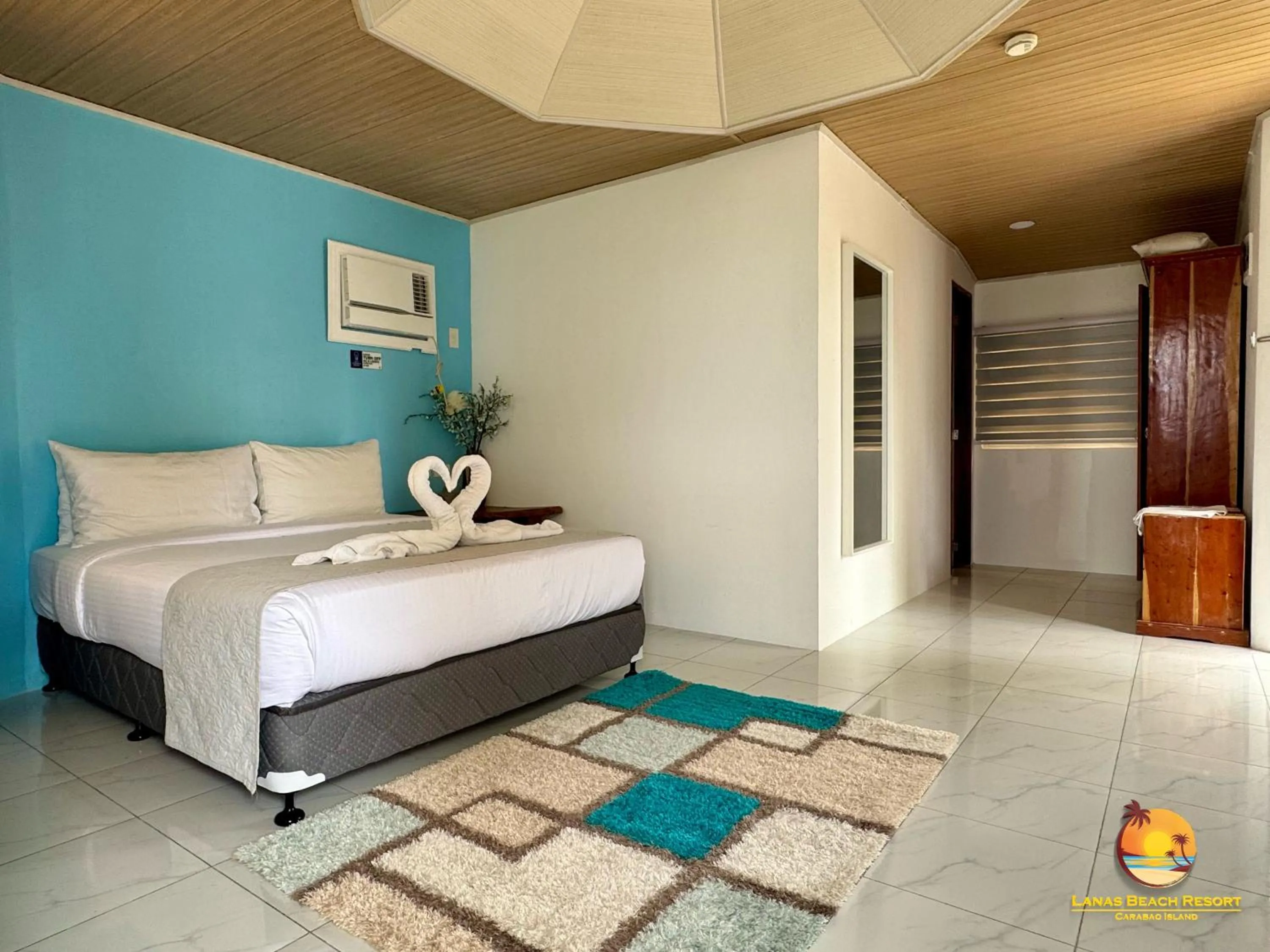 Bed in Lanas Beach Resort Carabao Island