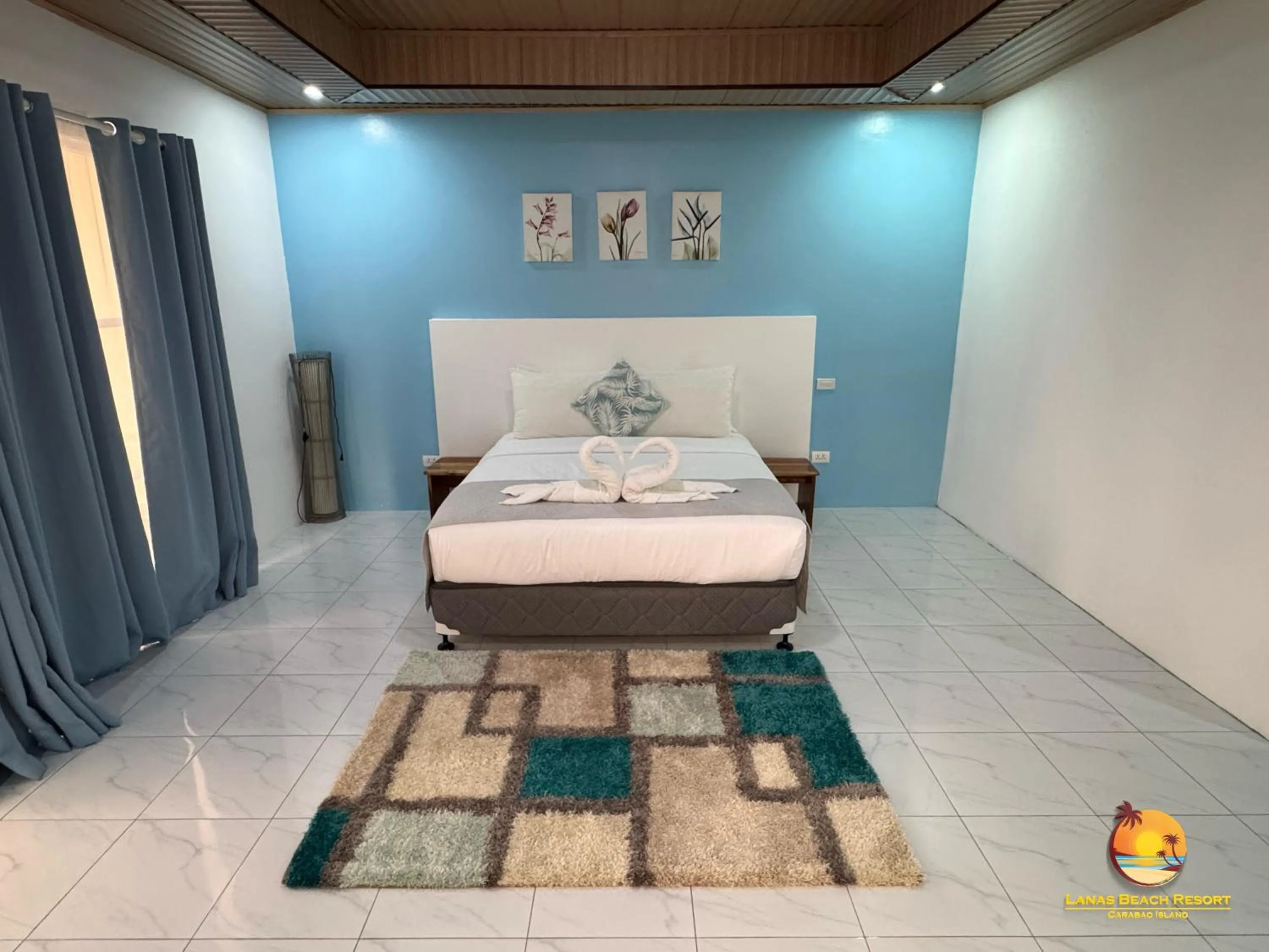 Bed in Lanas Beach Resort Carabao Island