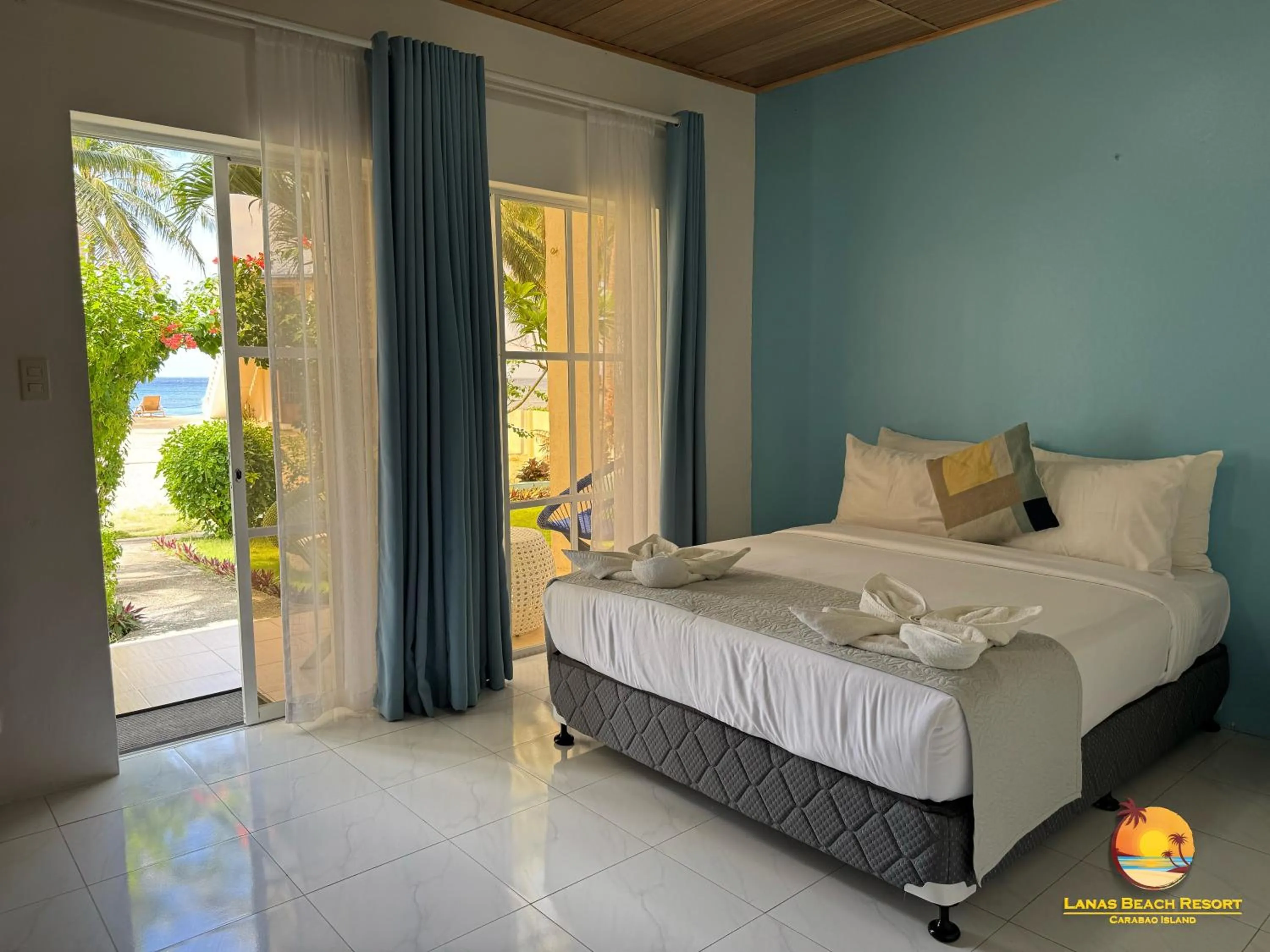Bed in Lanas Beach Resort Carabao Island