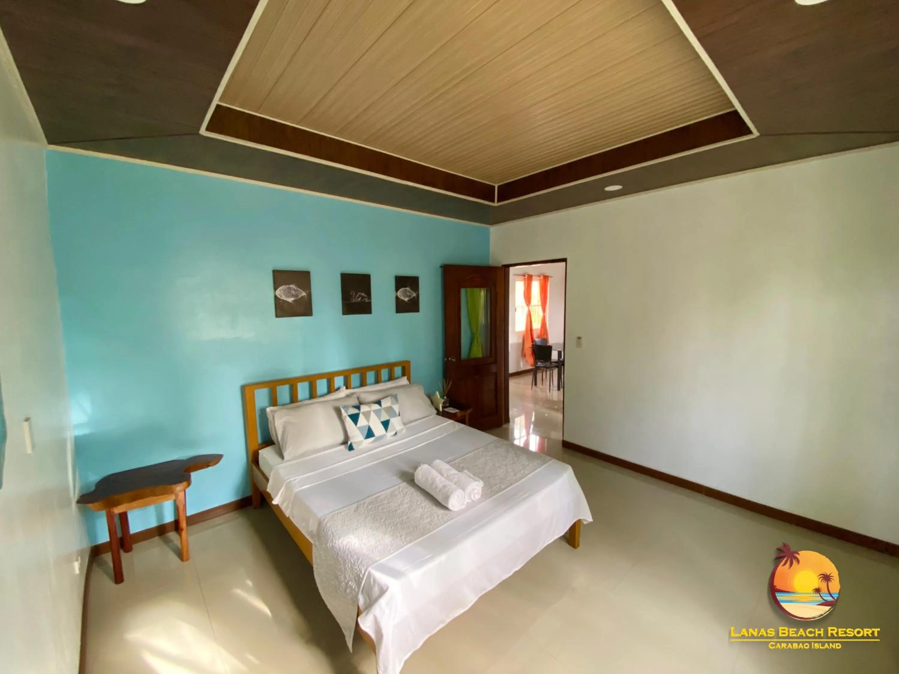 Bed in Lanas Beach Resort Carabao Island