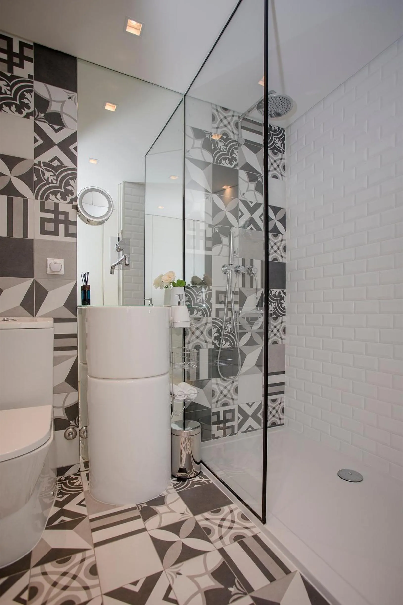 Shower in Liiiving in Porto - Cozy & Chic Downtown