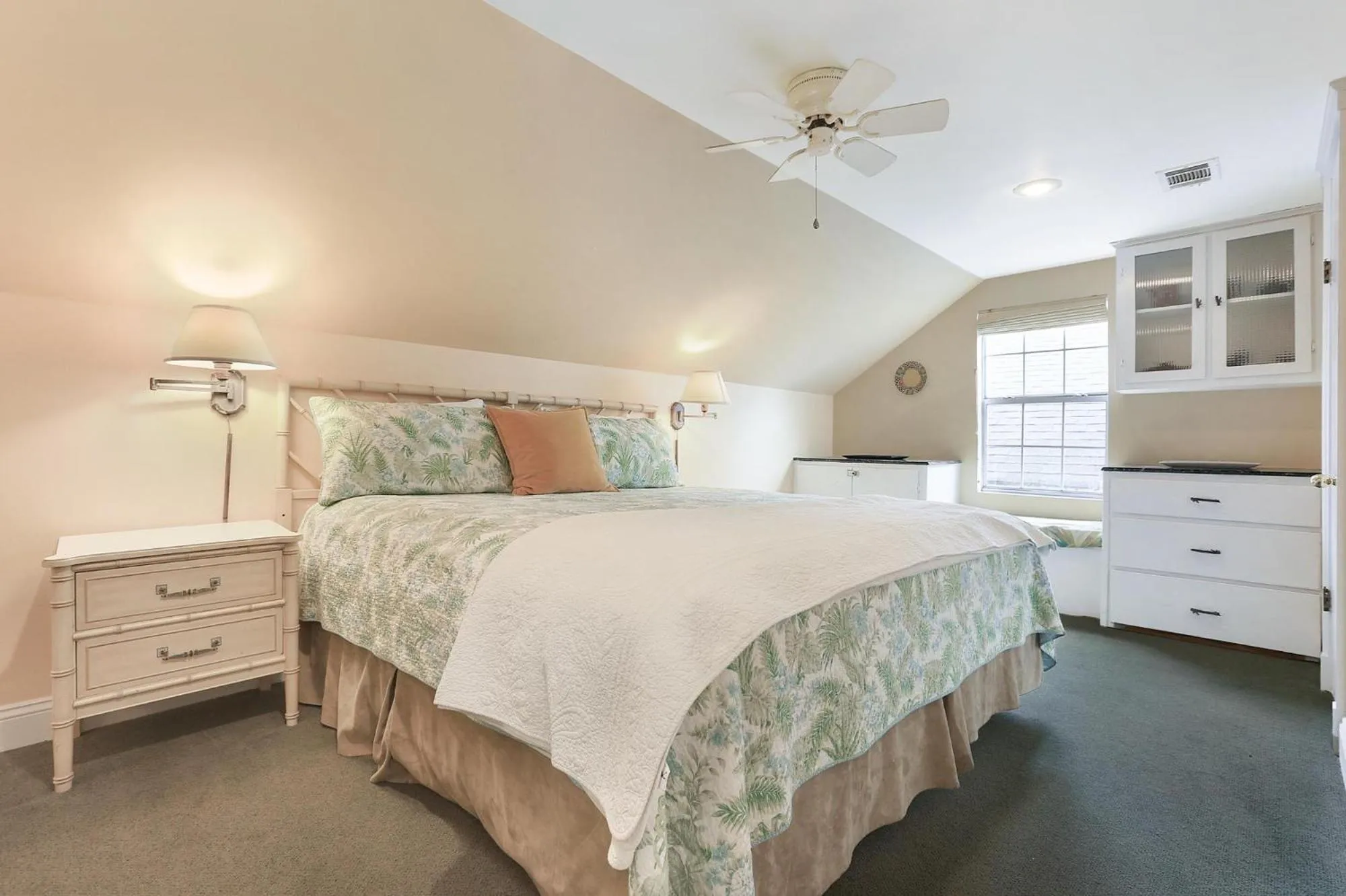 Bed in Historic Inn in the Marigny, blocks to French Quarter