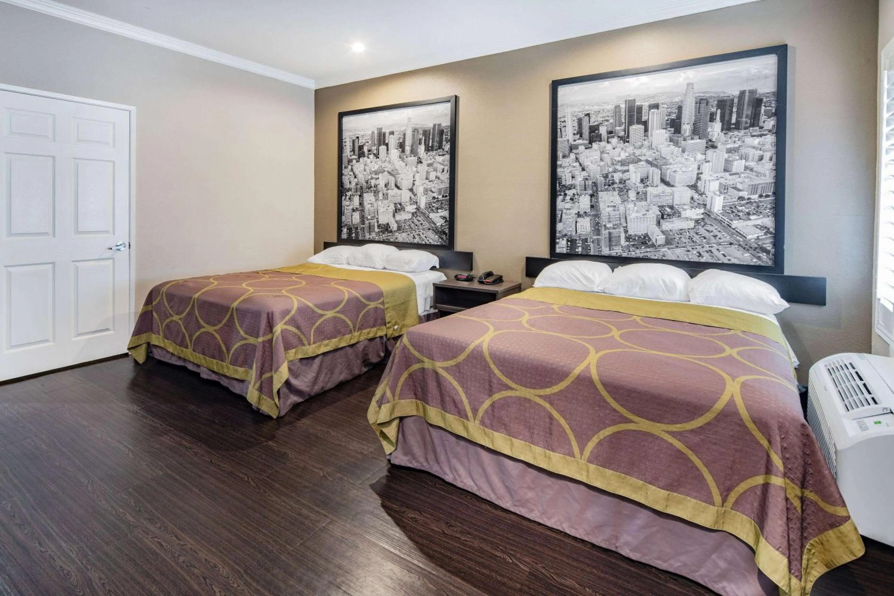 Photo of the whole room, Bed in Super 8 by Wyndham North Hollywood