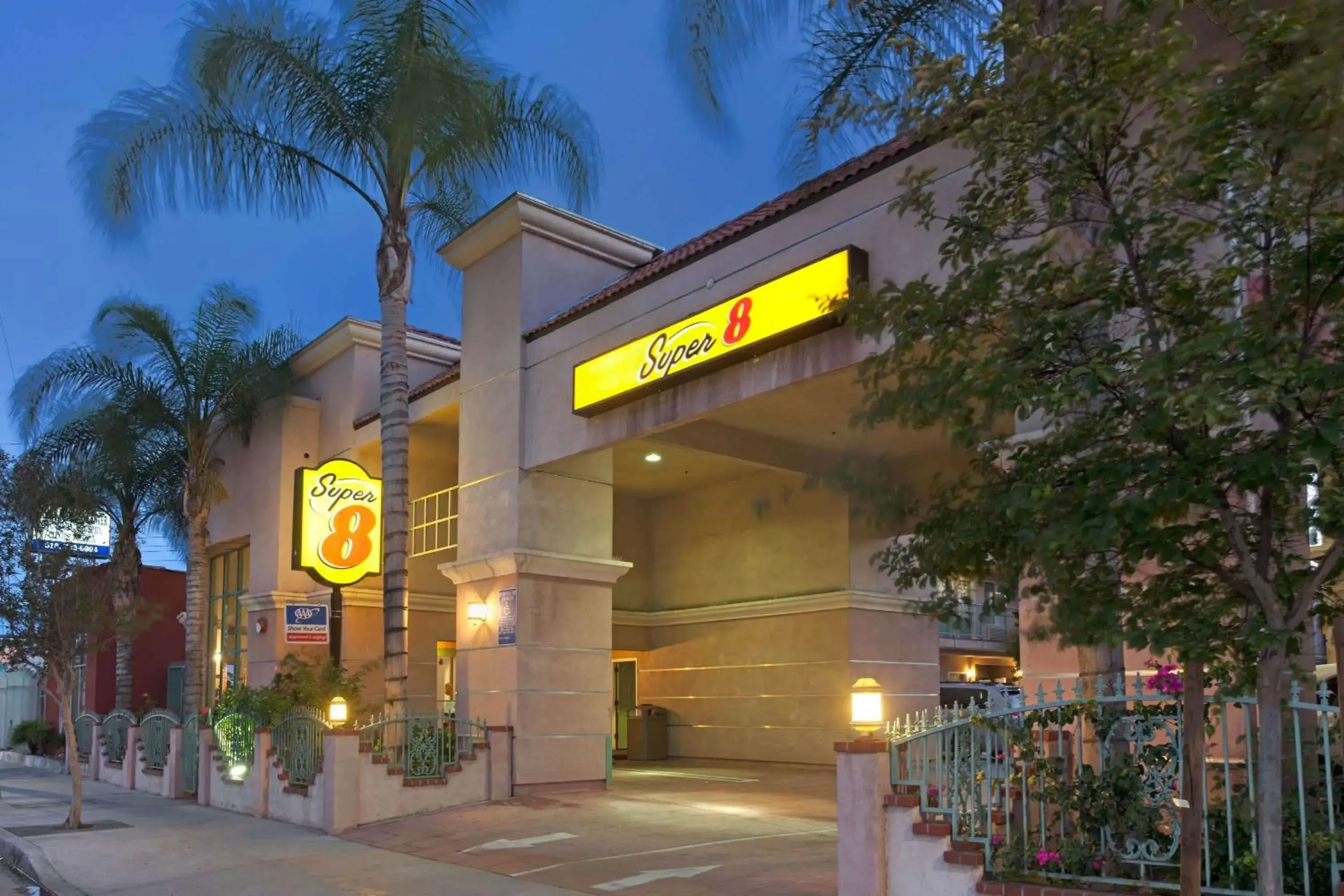 Property building in Super 8 by Wyndham North Hollywood Property building in Super 8 by Wyndham North Hollywood