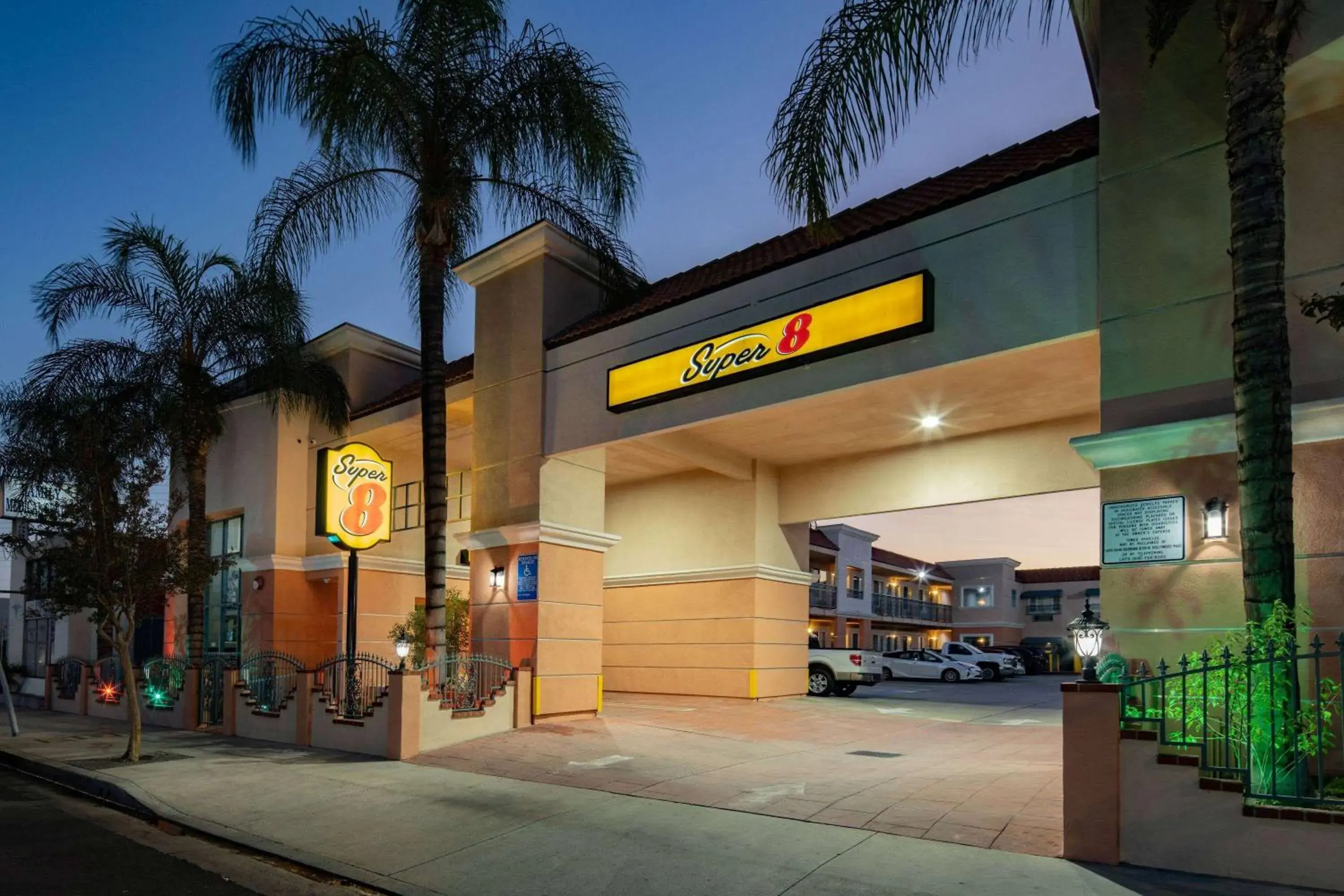 Property building in Super 8 by Wyndham North Hollywood Property building in Super 8 by Wyndham North Hollywood