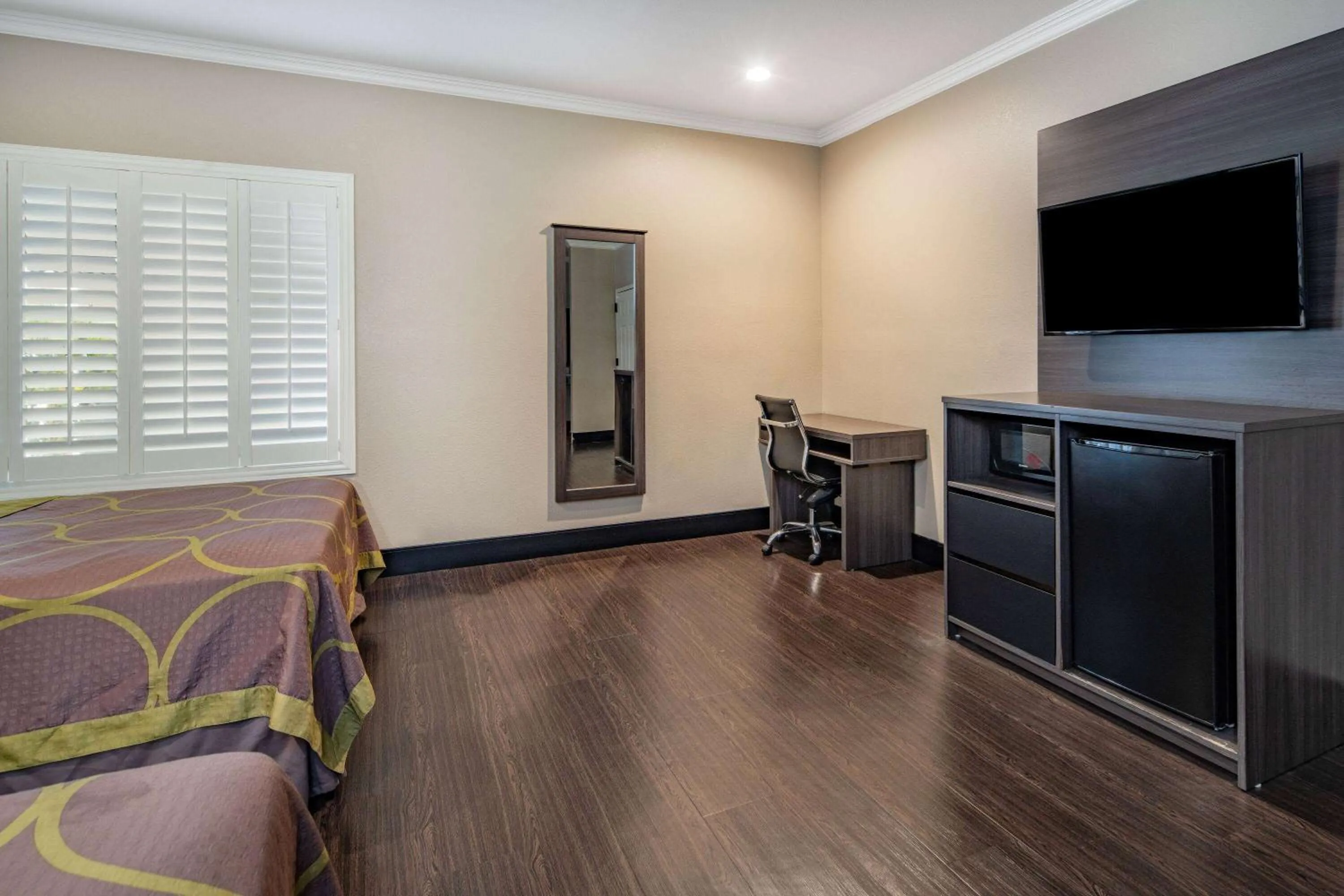 Photo of the whole room, Bed in Super 8 by Wyndham North Hollywood