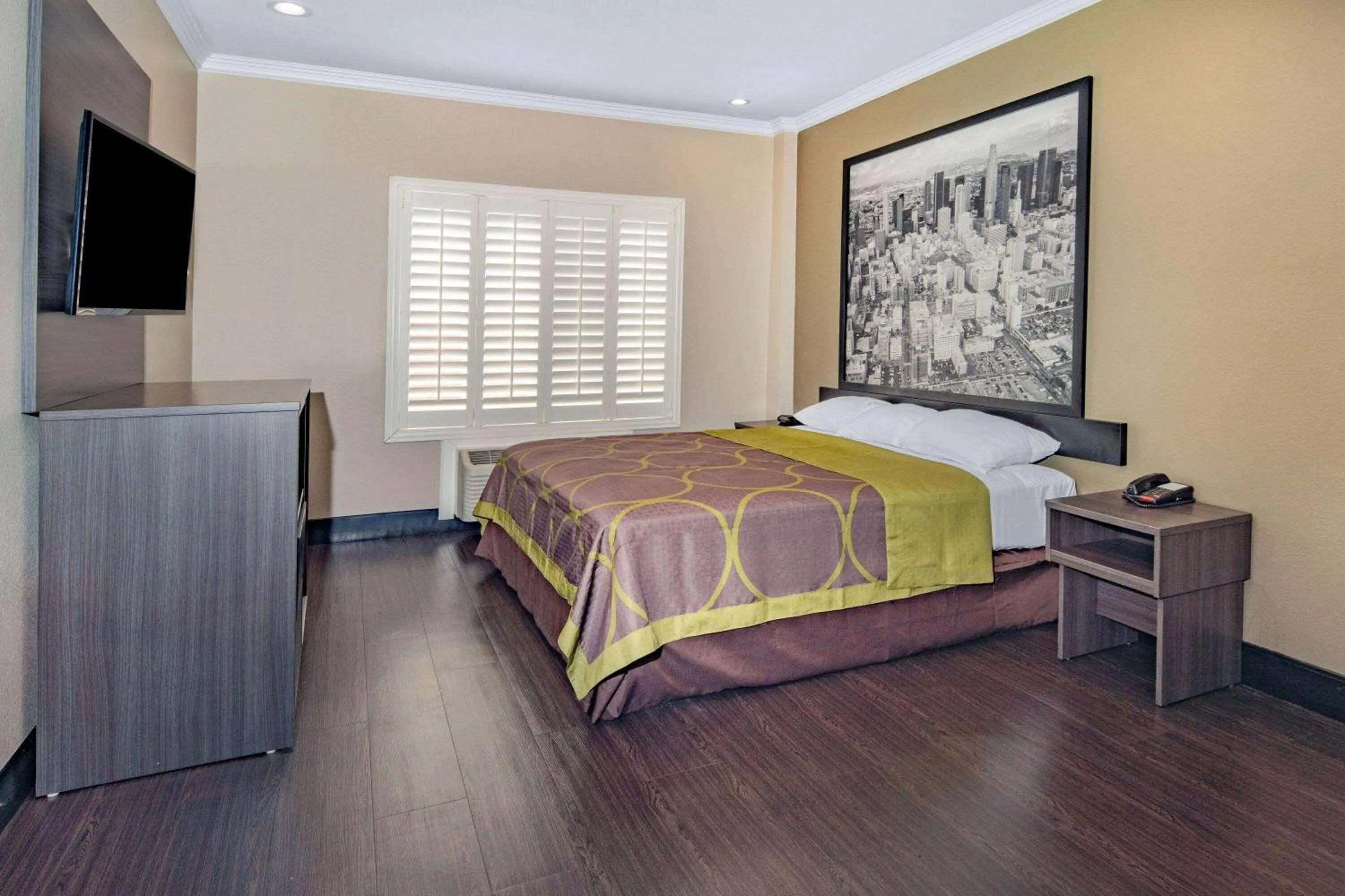 Photo of the whole room, Bed in Super 8 by Wyndham North Hollywood