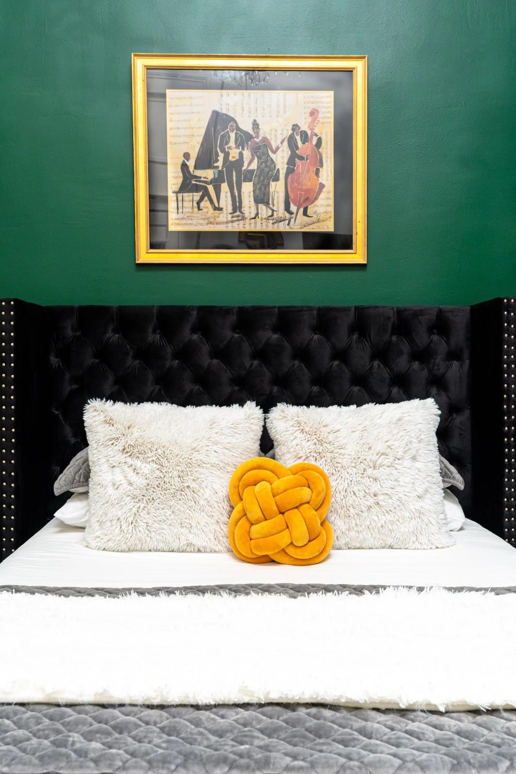 Bed in The Mansion on Royal