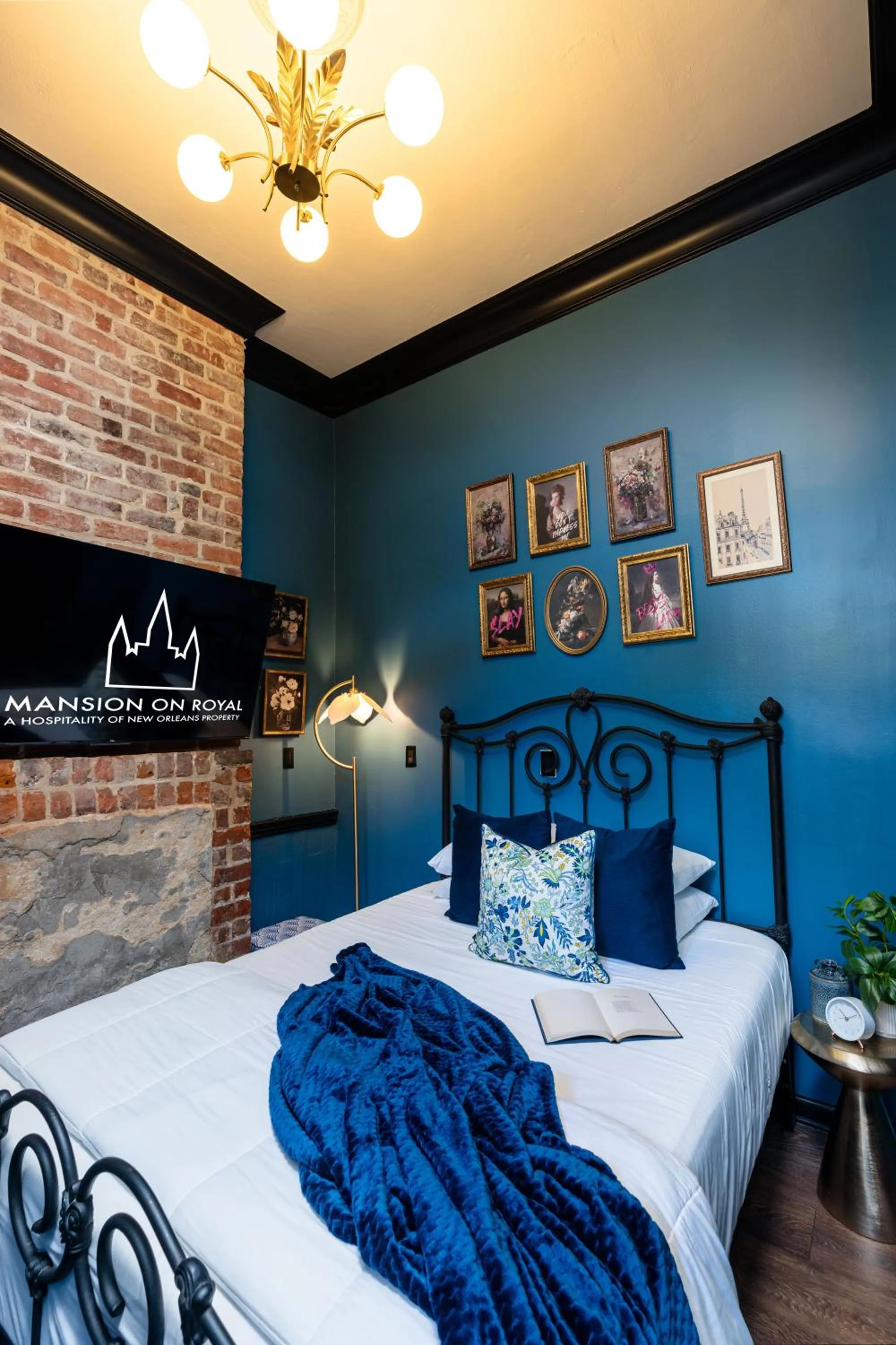 Bed in The Mansion on Royal