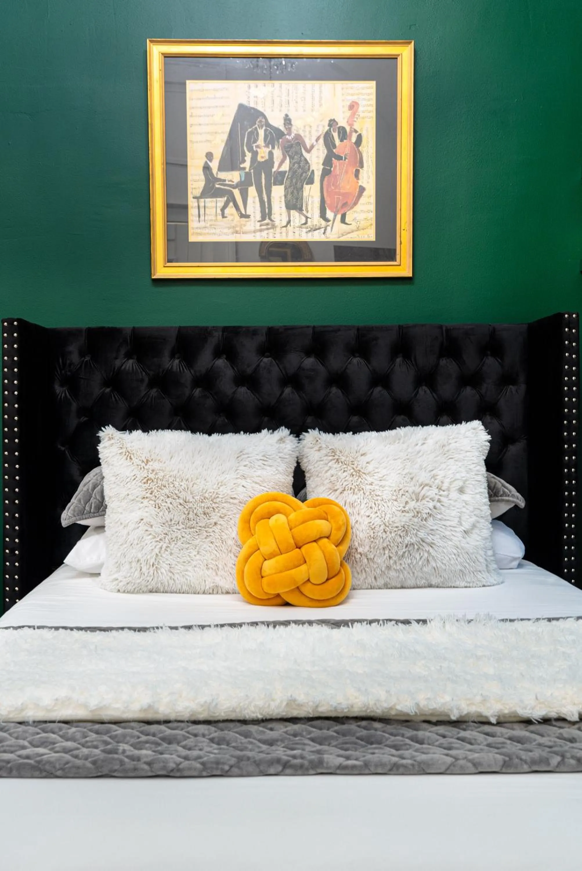 Bed in The Mansion on Royal