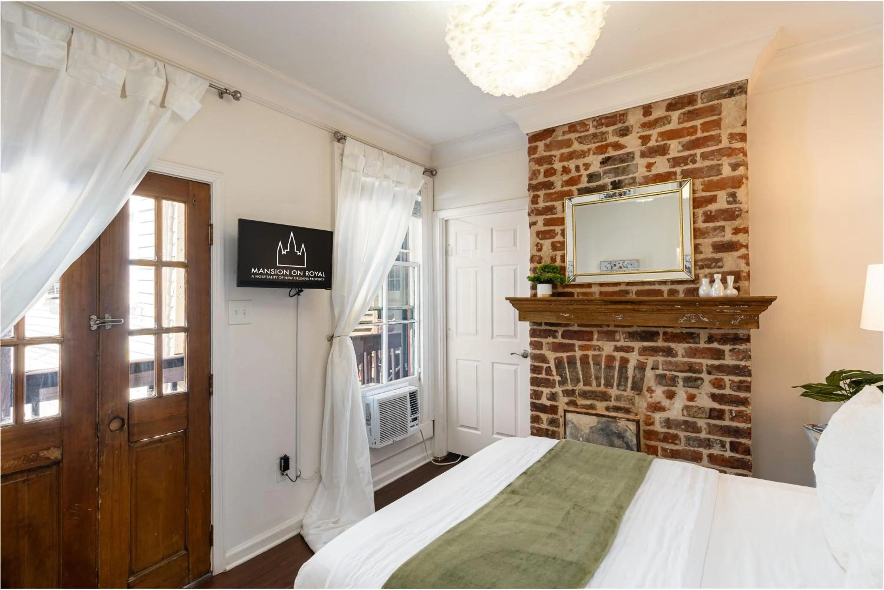 Bed in The Mansion on Royal