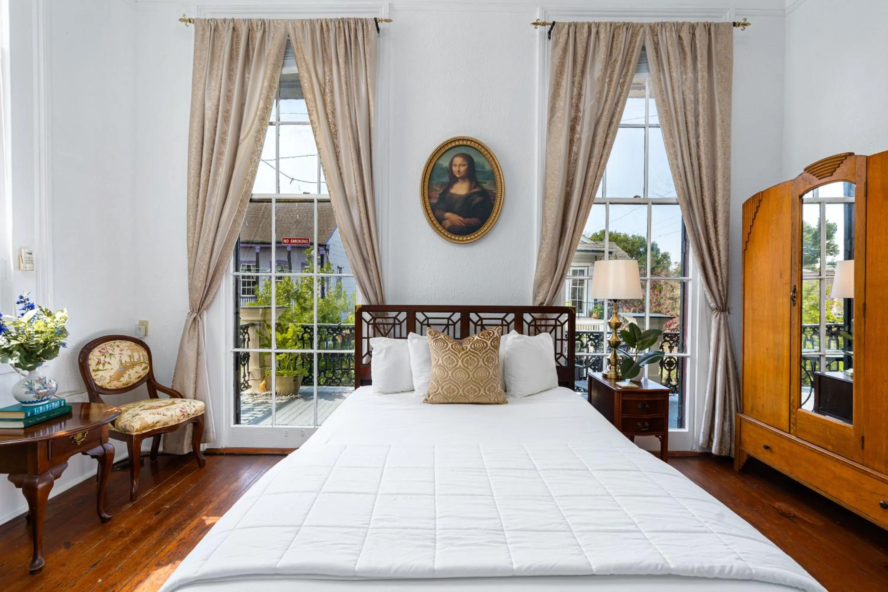 Bed in The Mansion on Royal