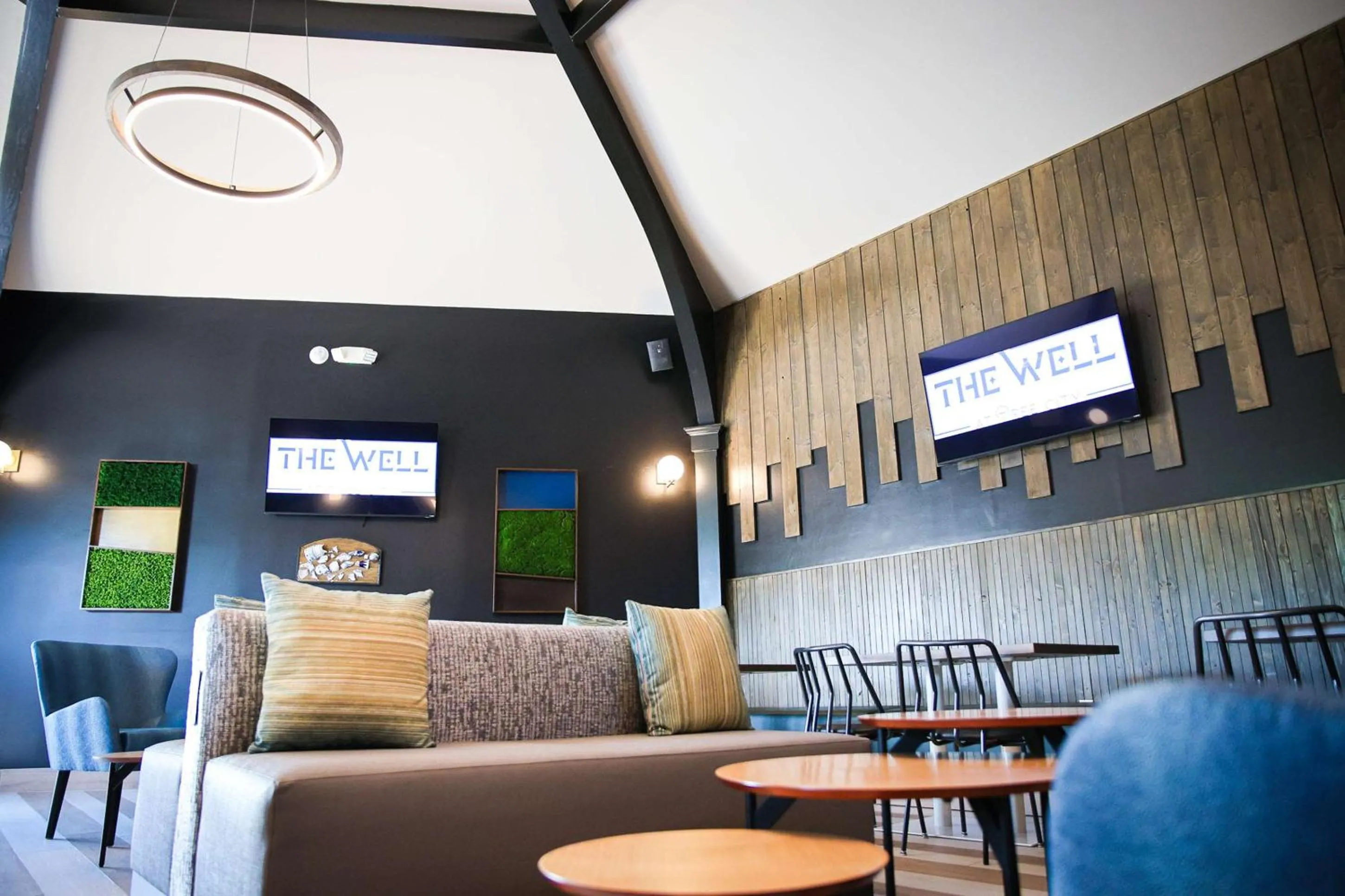 Lounge or bar in The Inn At Tree City, BW Signature Collection