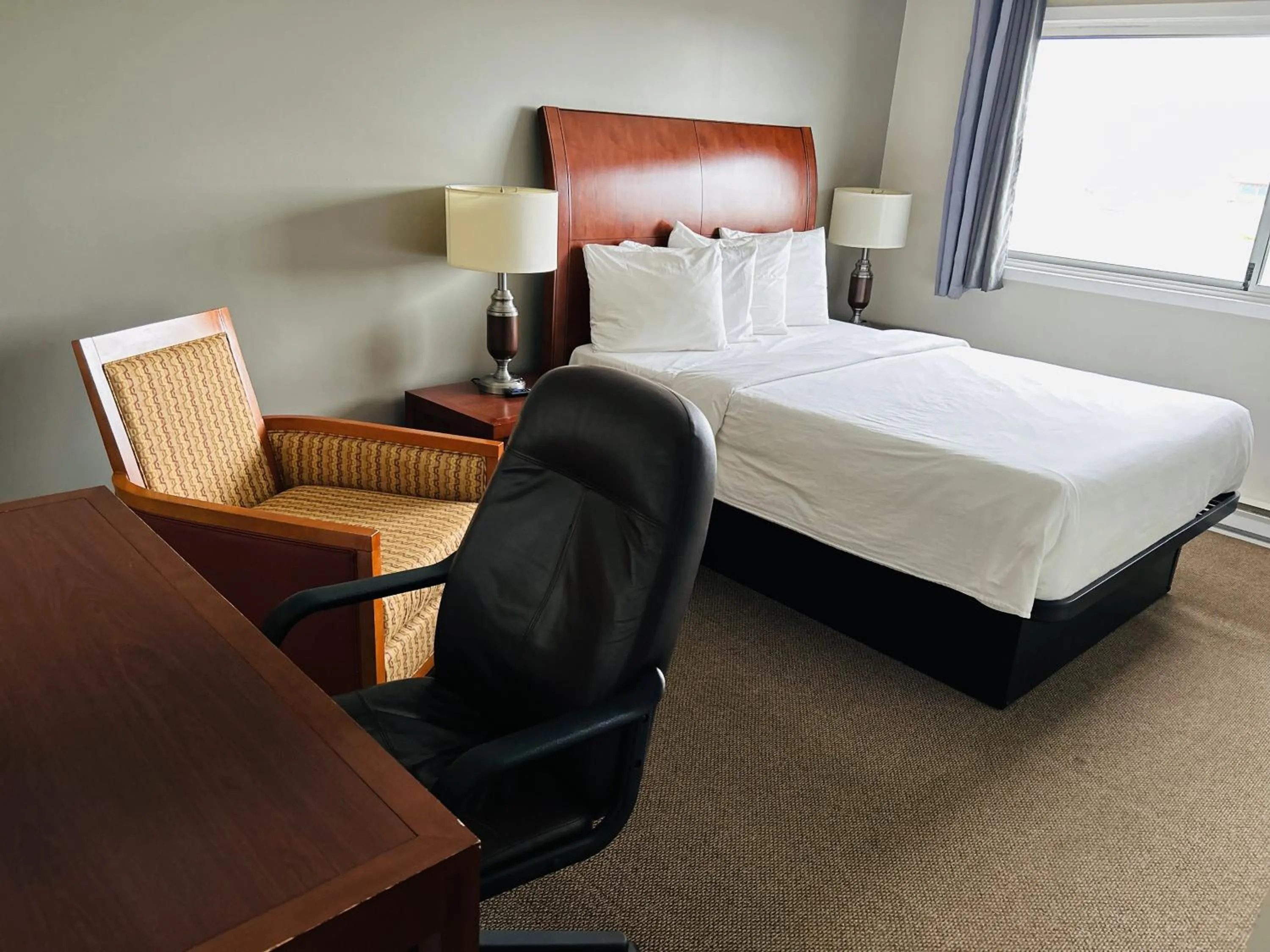 Bed in The Auberge Inn