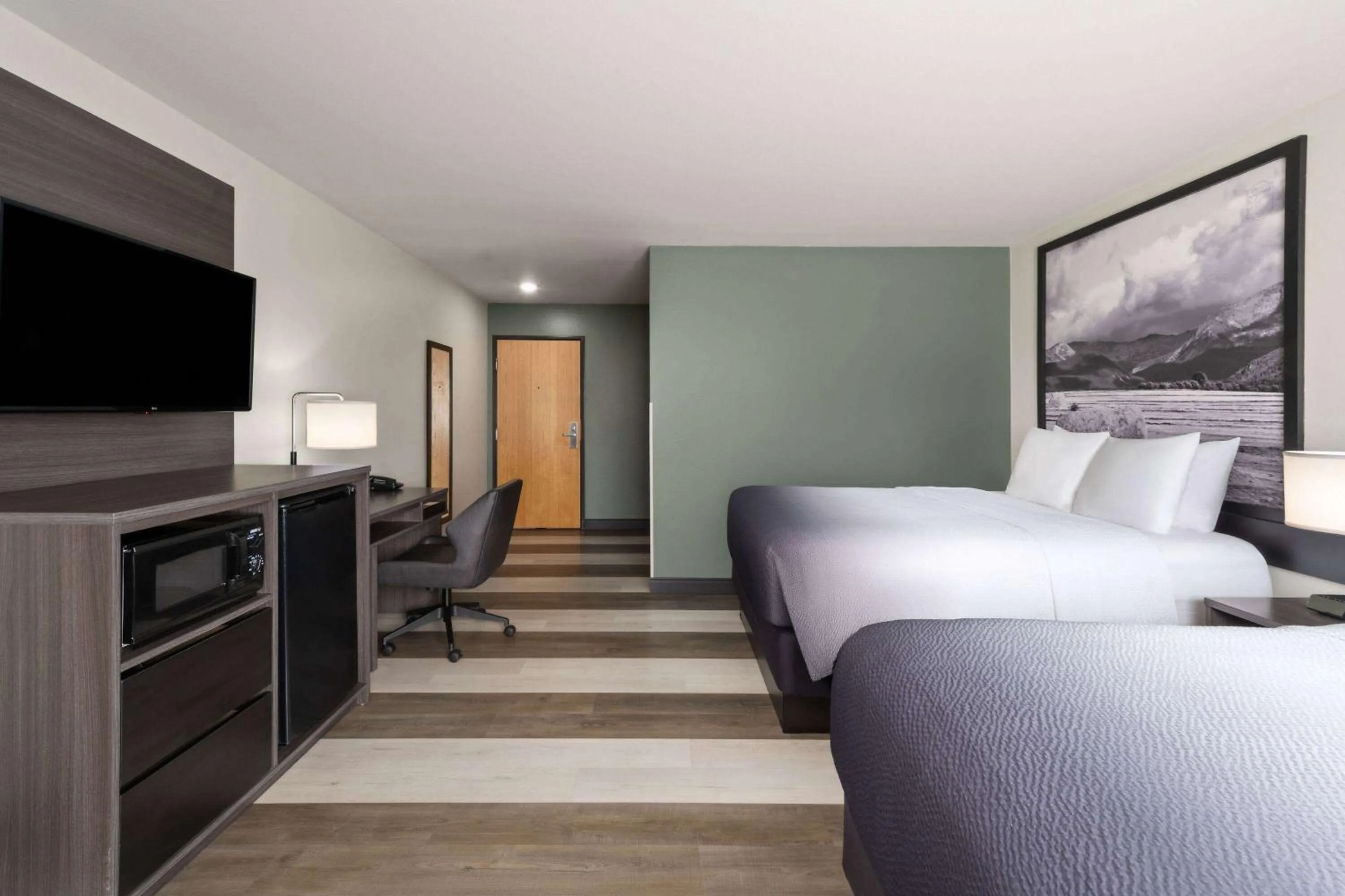 Photo of the whole room, Bed in Super 8 by Wyndham Big Timber