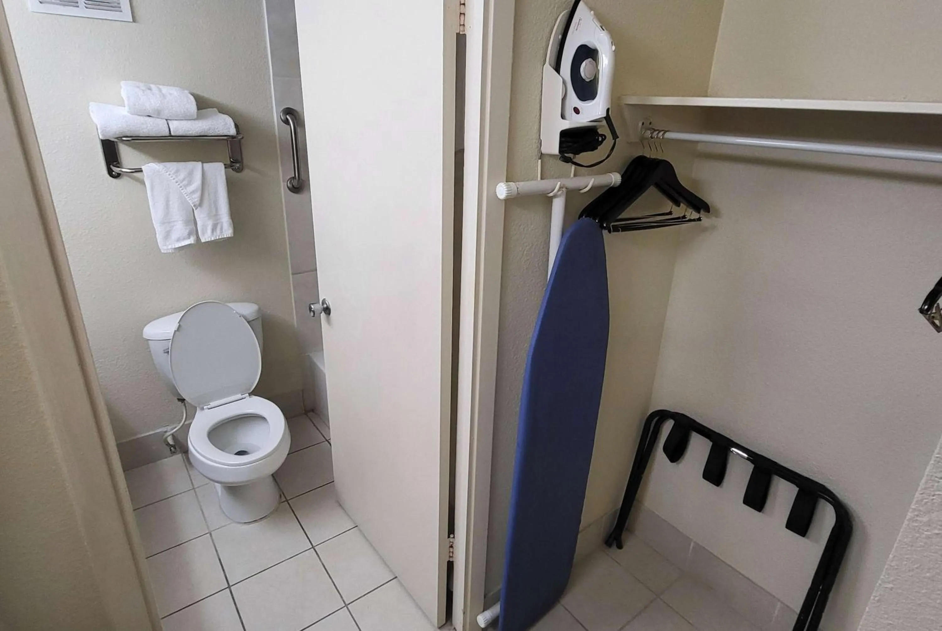 TV and multimedia in Ramada by Wyndham Houston Intercontinental Airport East