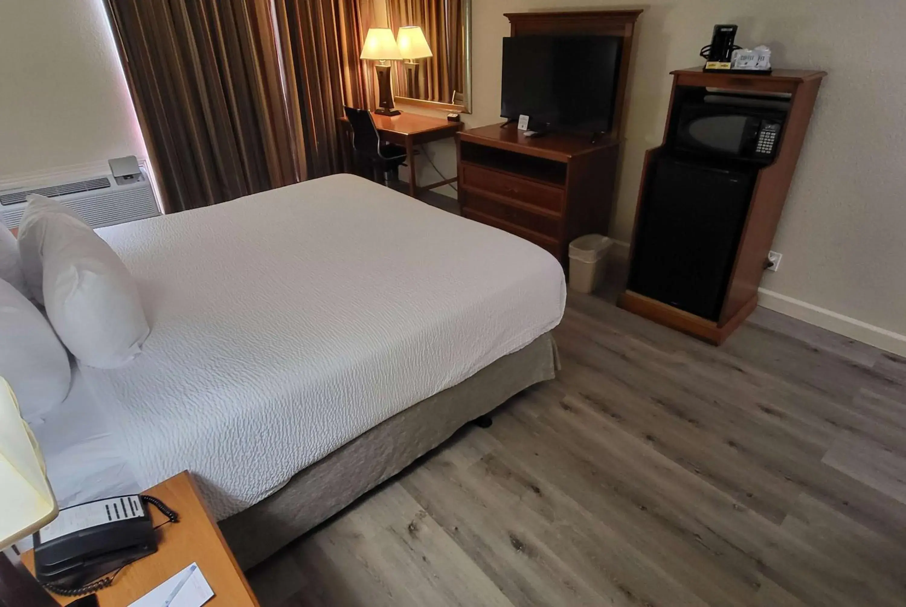 Photo of the whole room, Bed in Ramada by Wyndham Houston Intercontinental Airport East Photo of the whole room, Bed in Ramada by Wyndham Houston Intercontinental Airport East