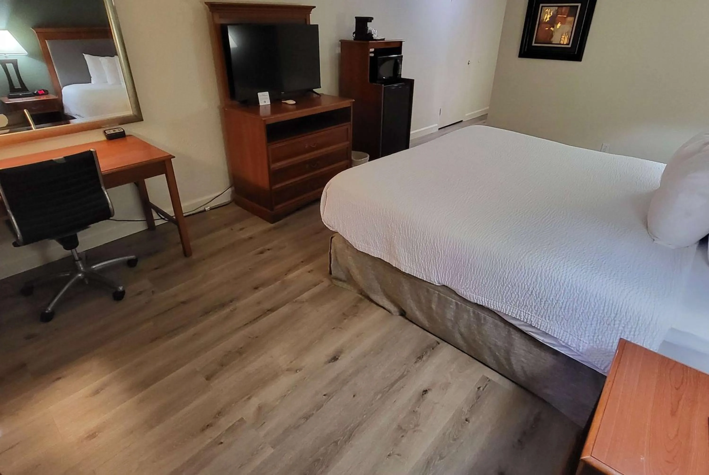 Photo of the whole room, Bed in Ramada by Wyndham Houston Intercontinental Airport East
