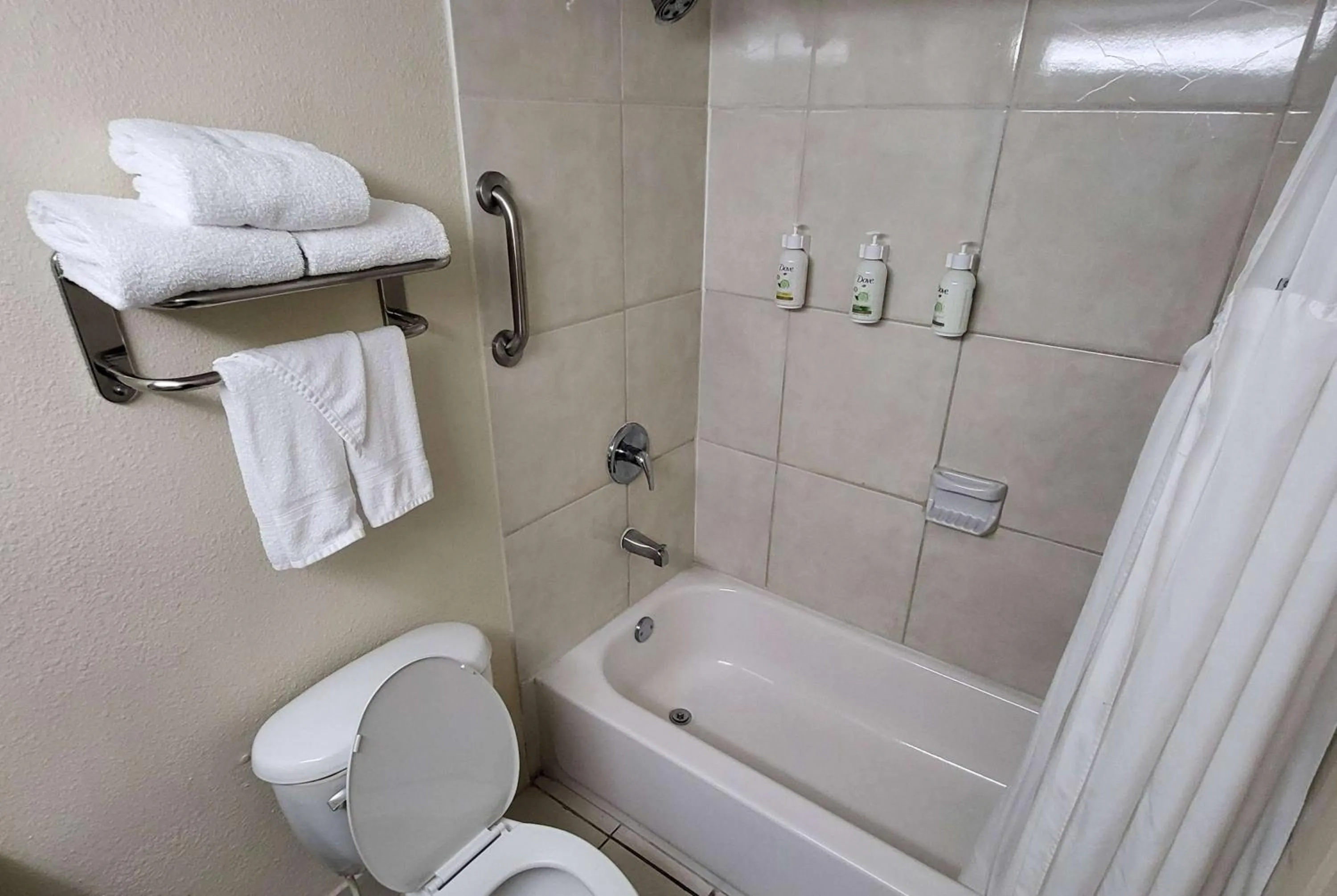 TV and multimedia in Ramada by Wyndham Houston Intercontinental Airport East