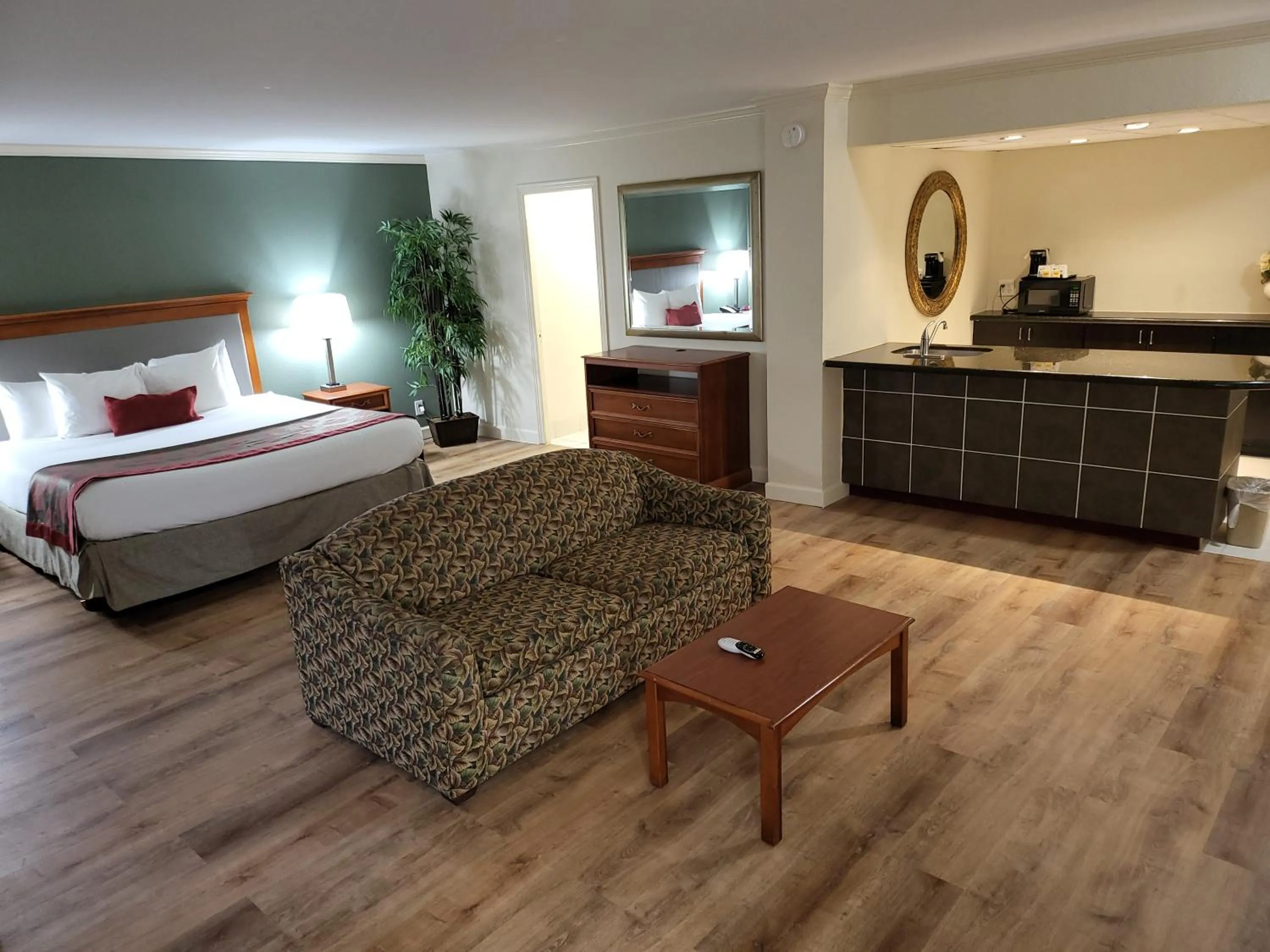 Living room, Bed in Ramada by Wyndham Houston Intercontinental Airport East