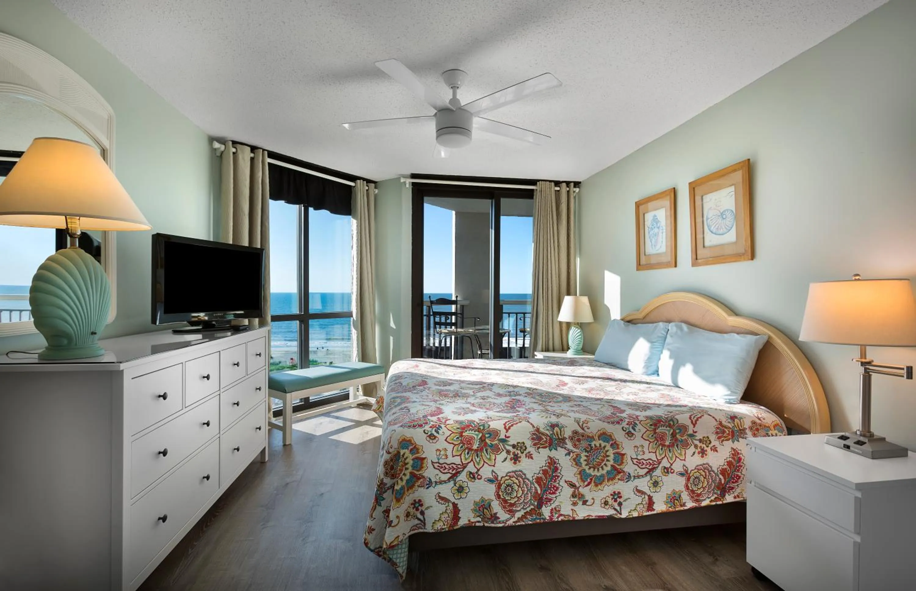 Photo of the whole room, Bed in Carolina Winds