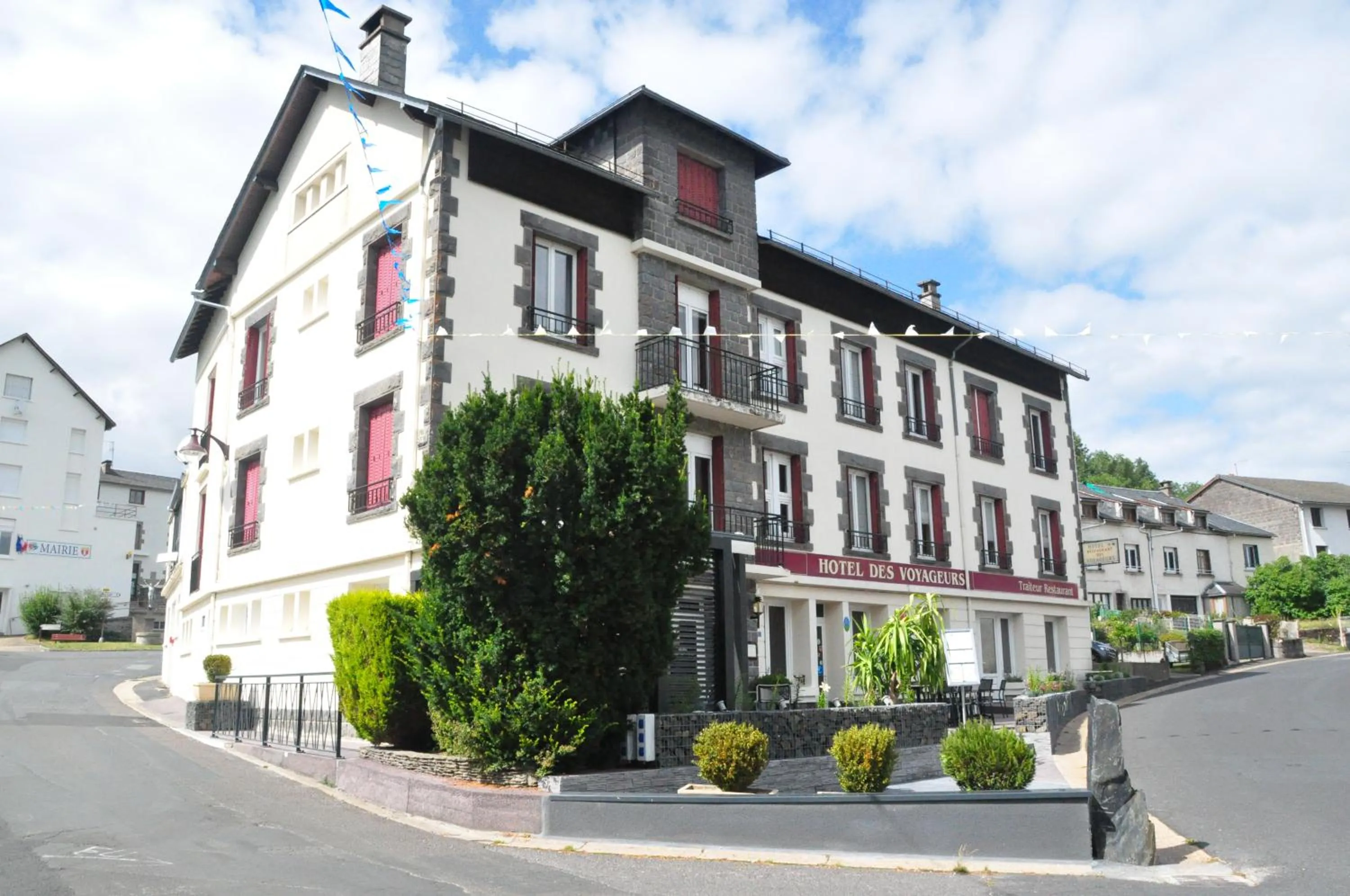 Balcony/Terrace in Hôtel des Voyageurs Restaurant Traiteur