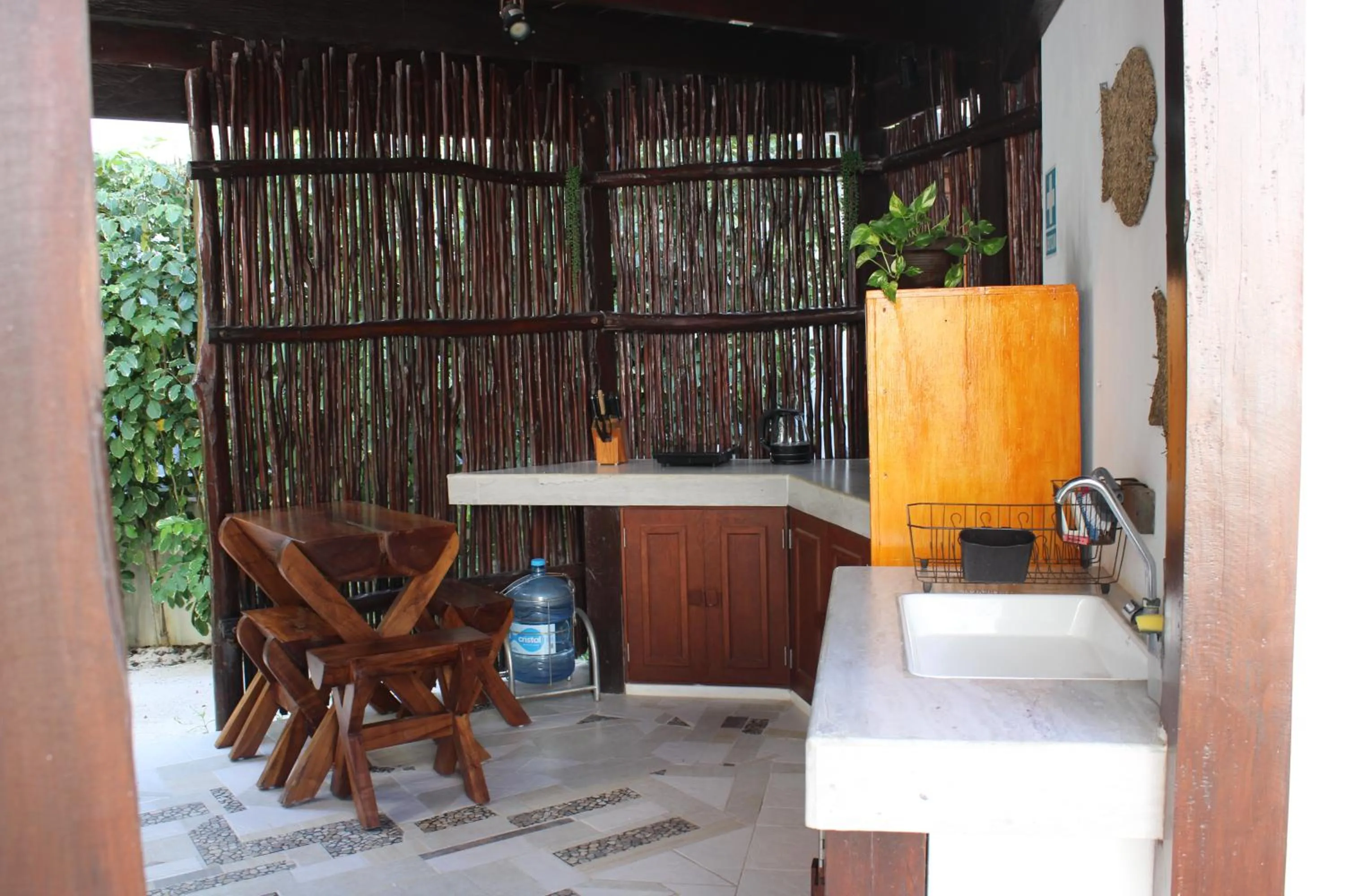 Communal kitchen in Casa Colibrí Tankah