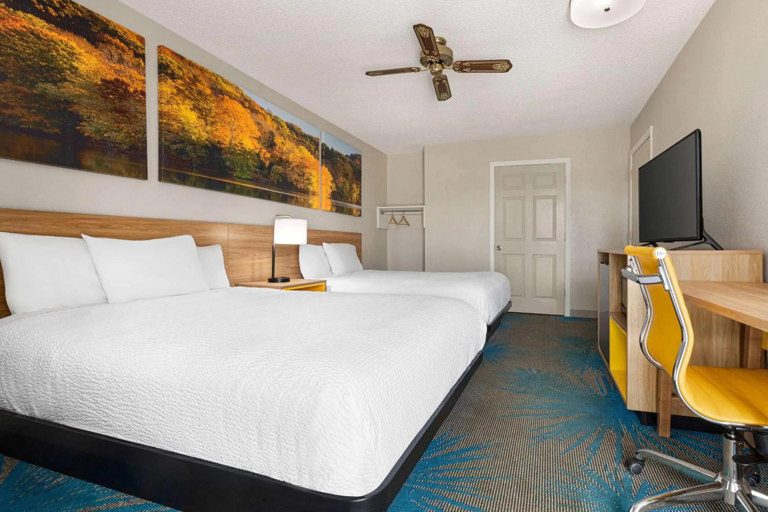 Bedroom, Bed in Days Inn by Wyndham Demopolis