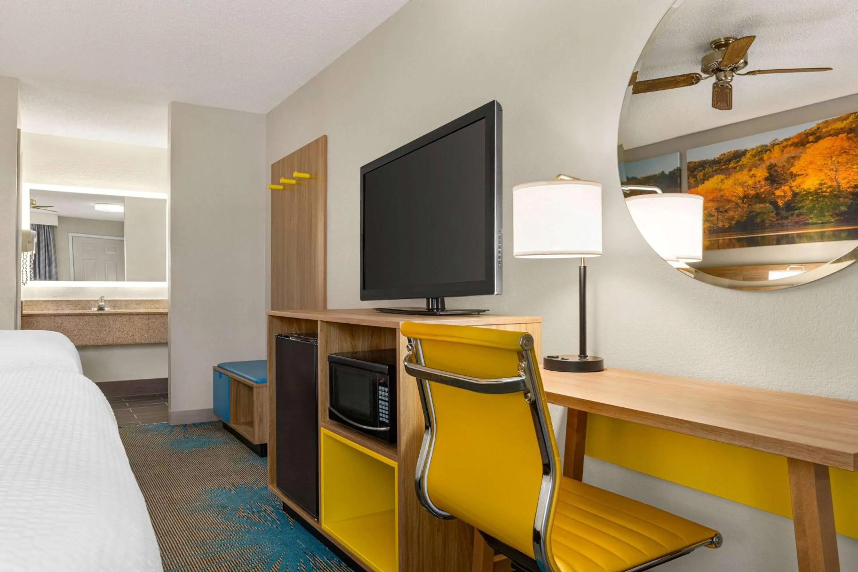 Bedroom, Bed in Days Inn by Wyndham Demopolis