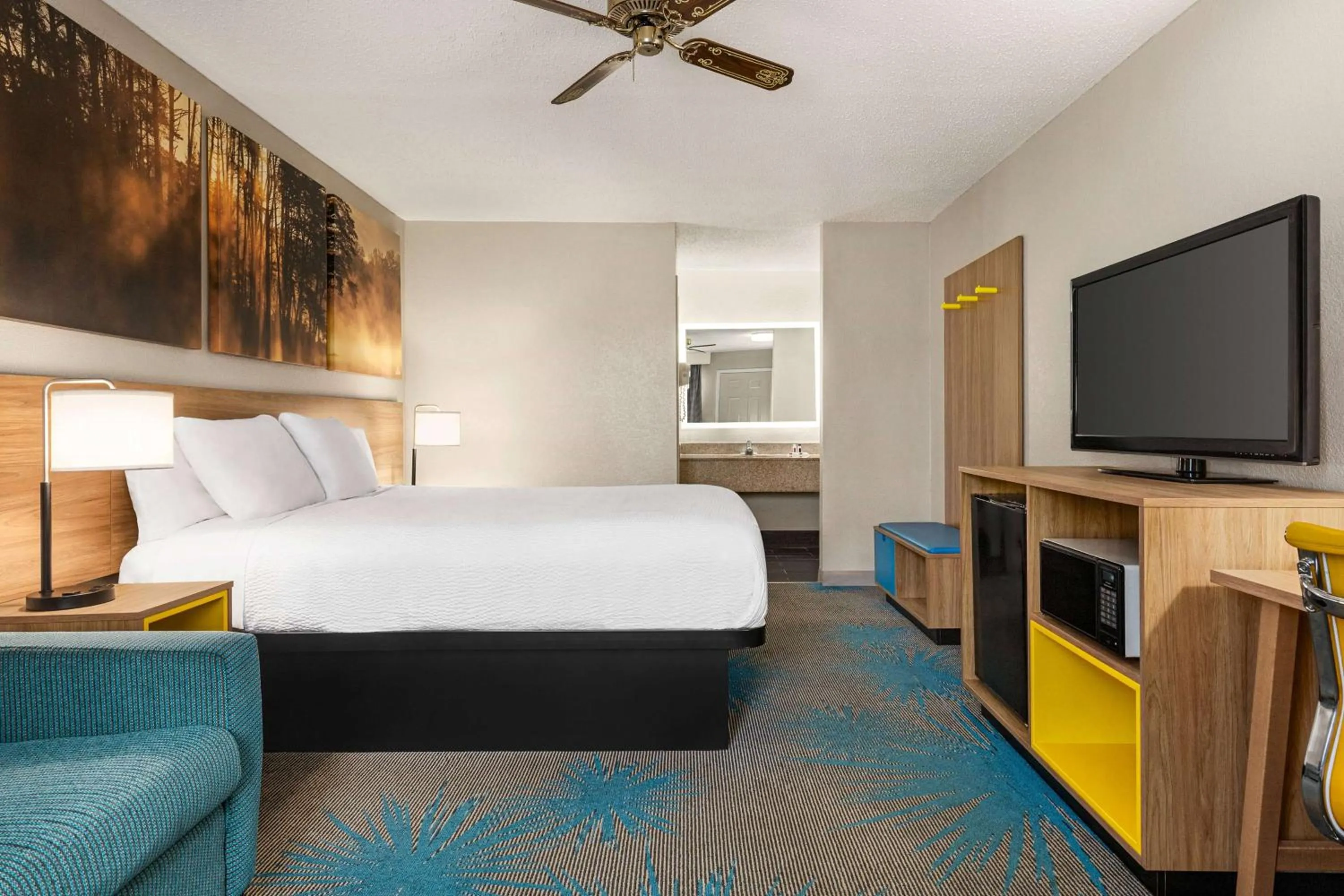Bedroom, Bed in Days Inn by Wyndham Demopolis
