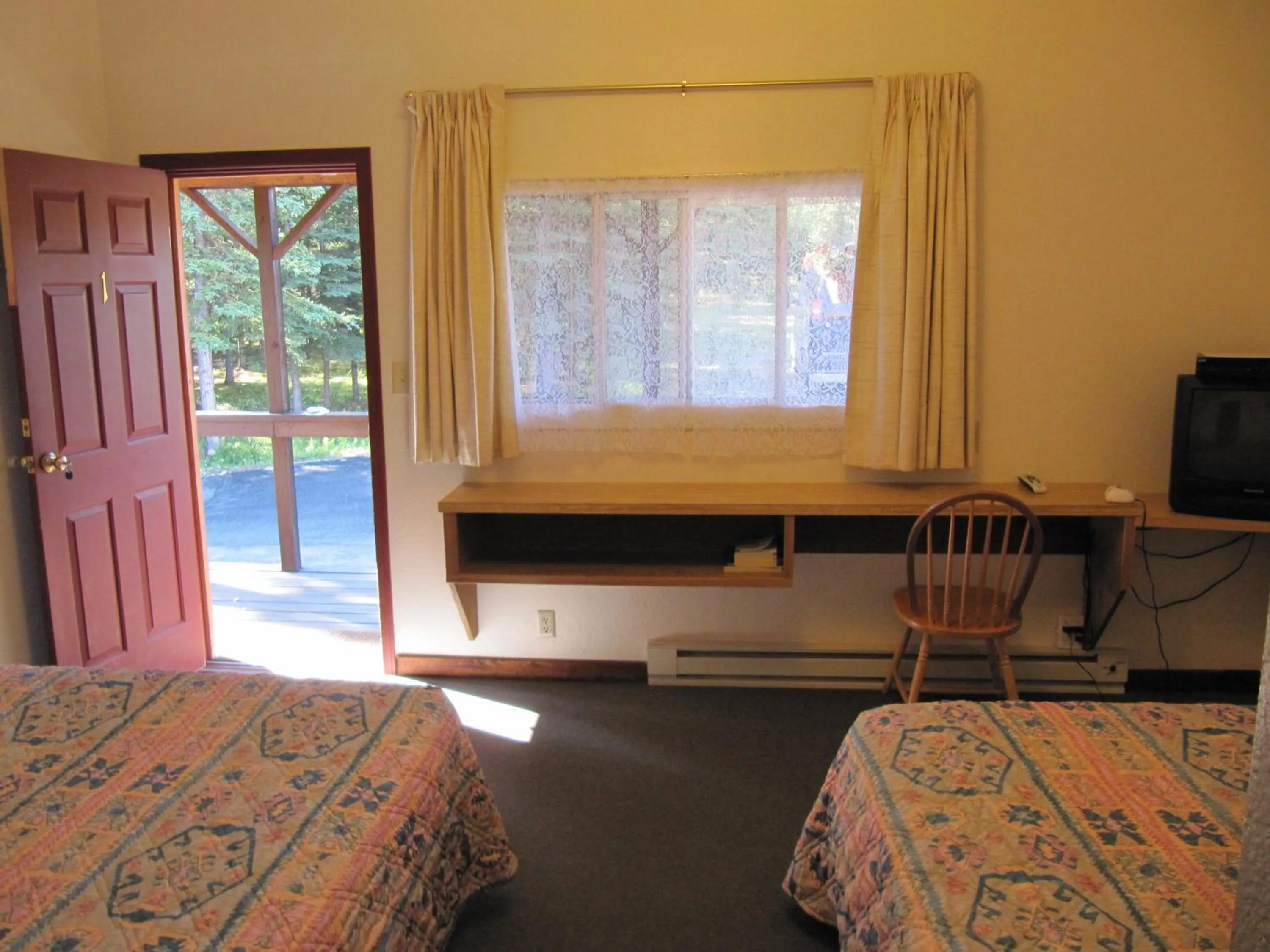 Photo of the whole room, Bed in White Moose Lodge