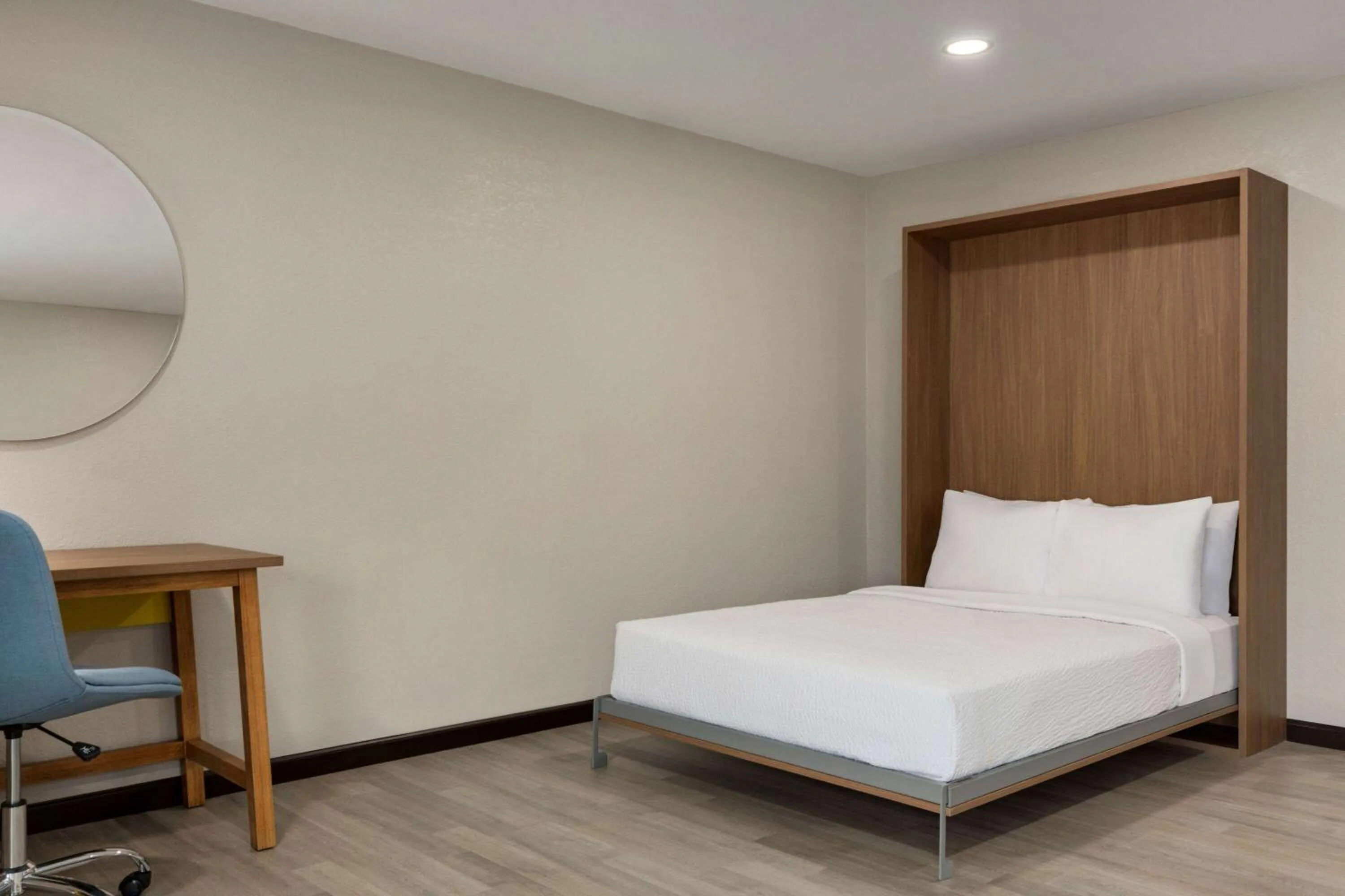 Photo of the whole room, Bed in Days Inn by Wyndham Hillsboro