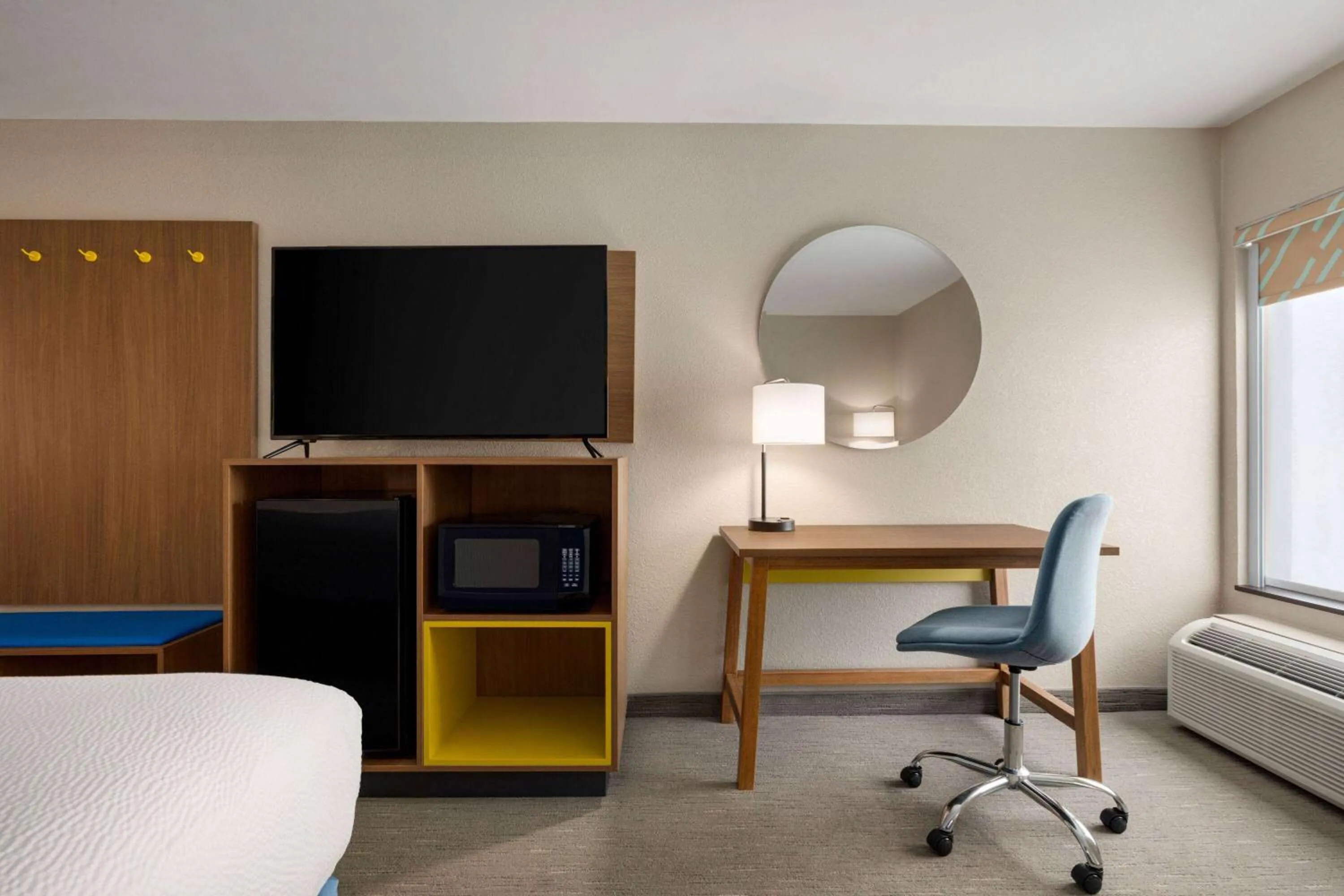 Photo of the whole room, Bed in Days Inn by Wyndham Hillsboro