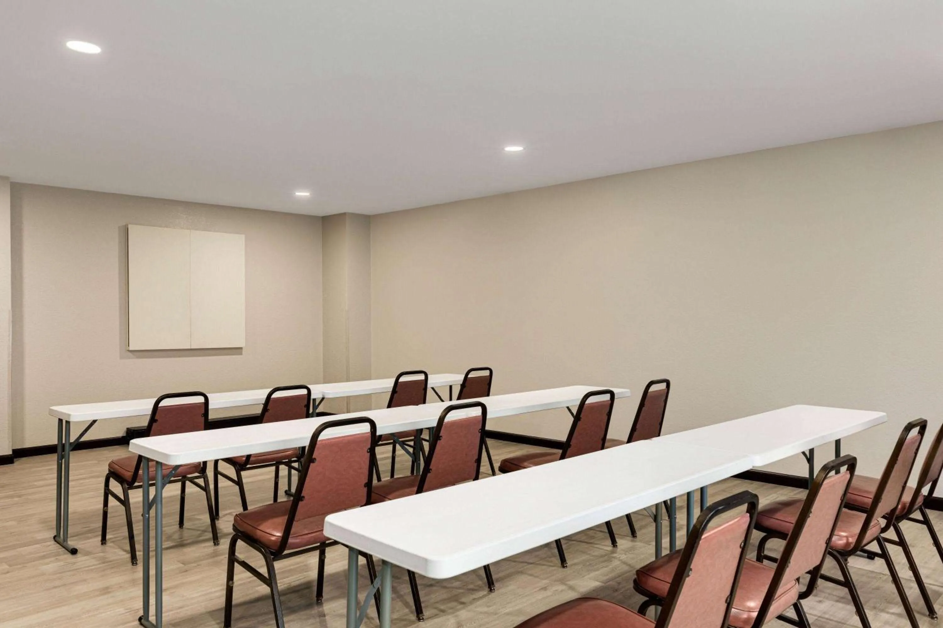 Meeting/conference room in Days Inn by Wyndham Hillsboro