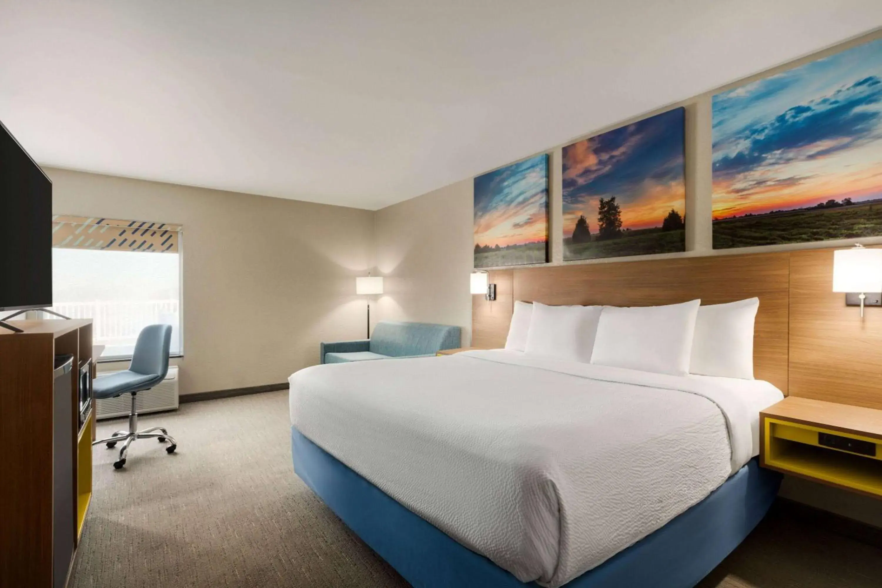 Photo of the whole room, Bed in Days Inn by Wyndham Hillsboro Photo of the whole room, Bed in Days Inn by Wyndham Hillsboro