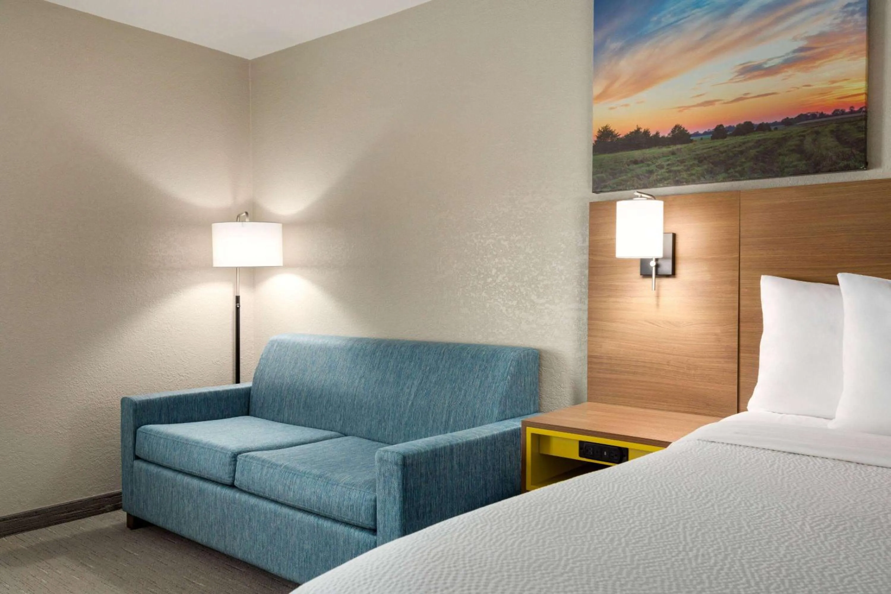 Photo of the whole room, Bed in Days Inn by Wyndham Hillsboro