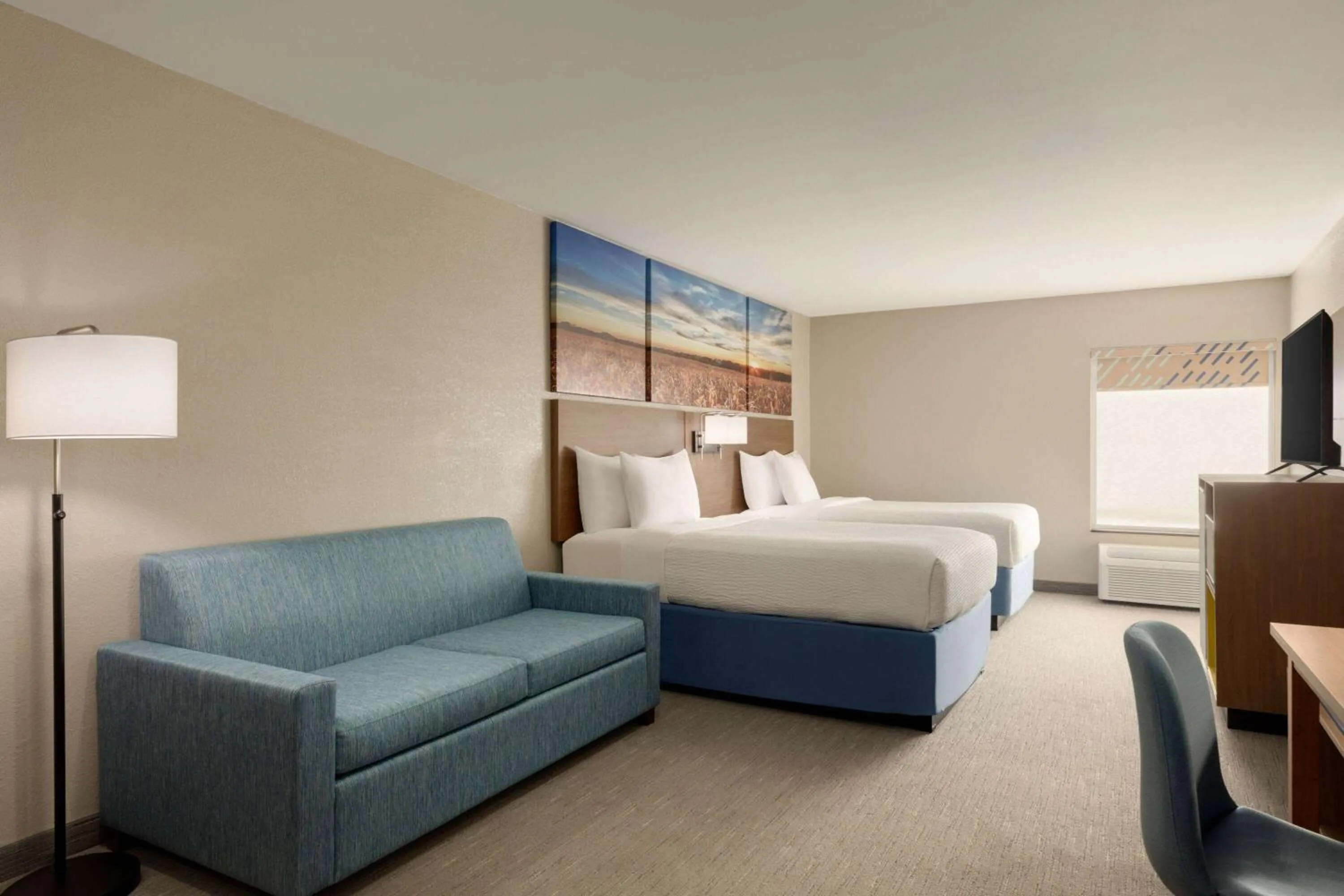 Photo of the whole room, Bed in Days Inn by Wyndham Hillsboro