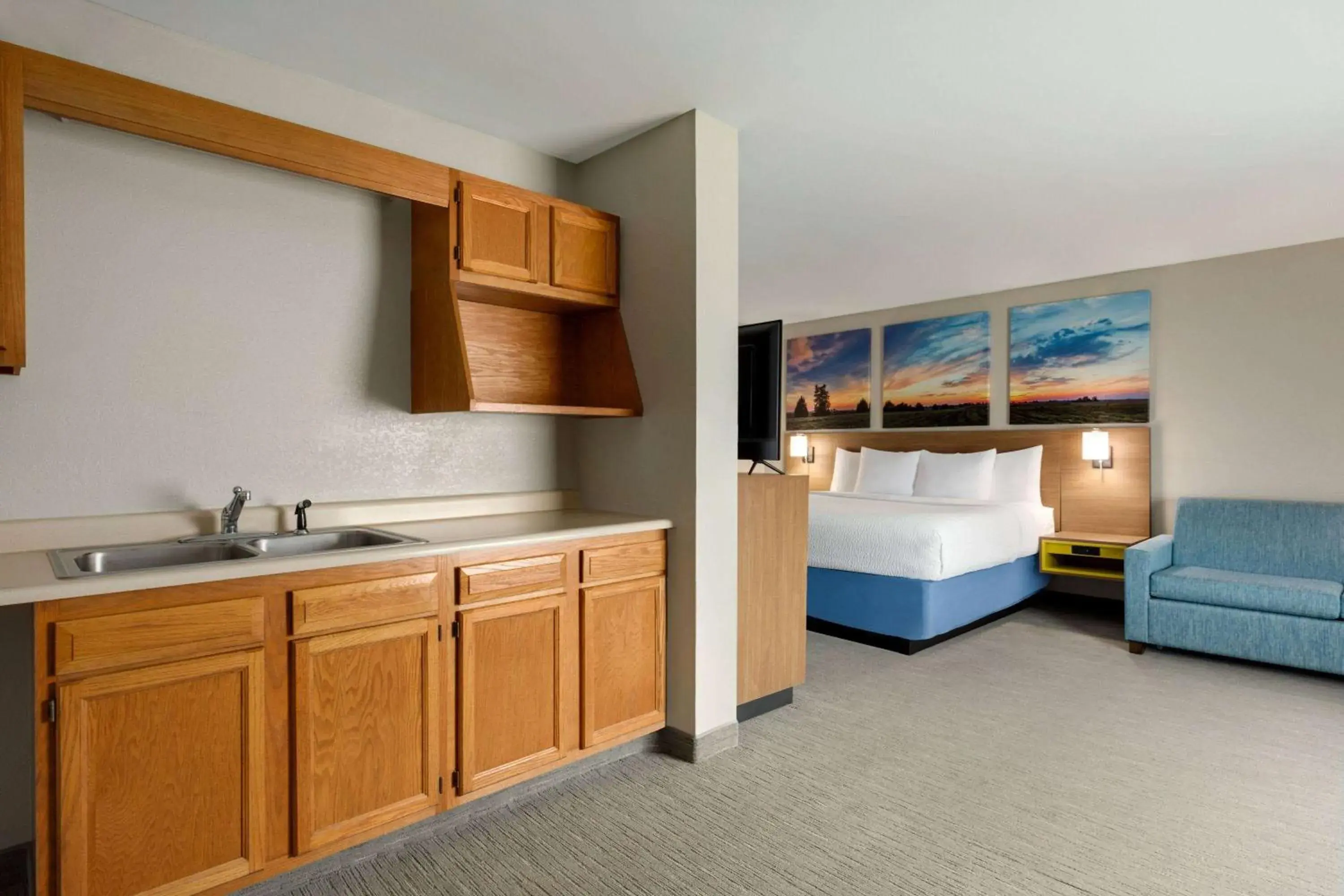 Photo of the whole room, Bed in Days Inn by Wyndham Hillsboro Photo of the whole room, Bed in Days Inn by Wyndham Hillsboro