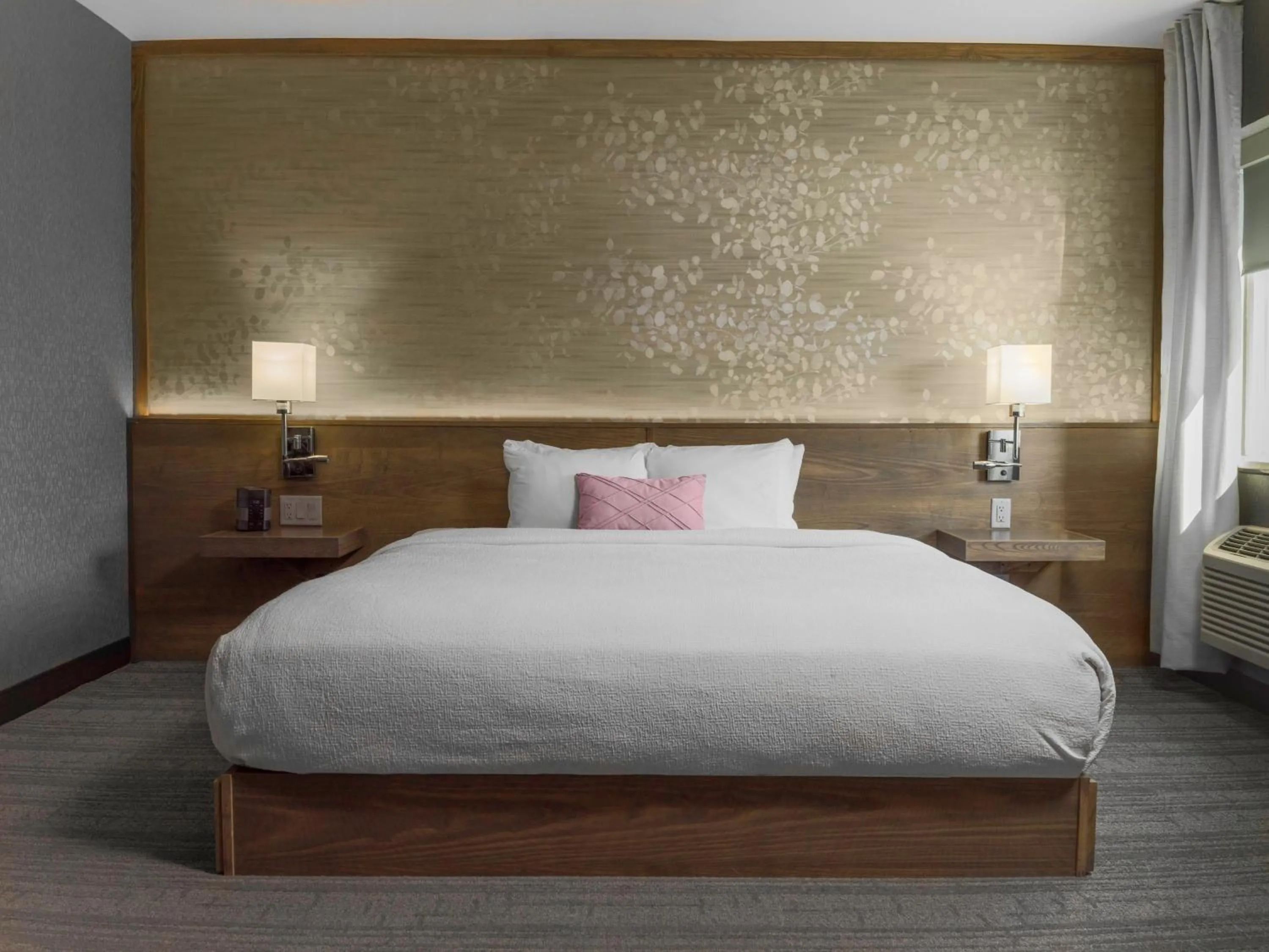 Photo of the whole room, Bed in voco Niagara Falls - The Cadence by IHG