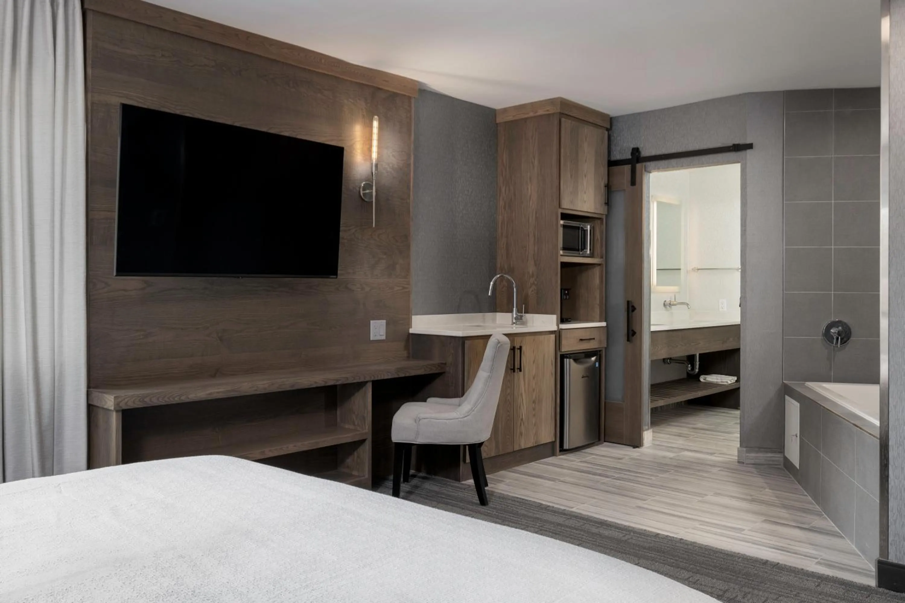 Hot Tub, Bed in voco Niagara Falls - The Cadence by IHG