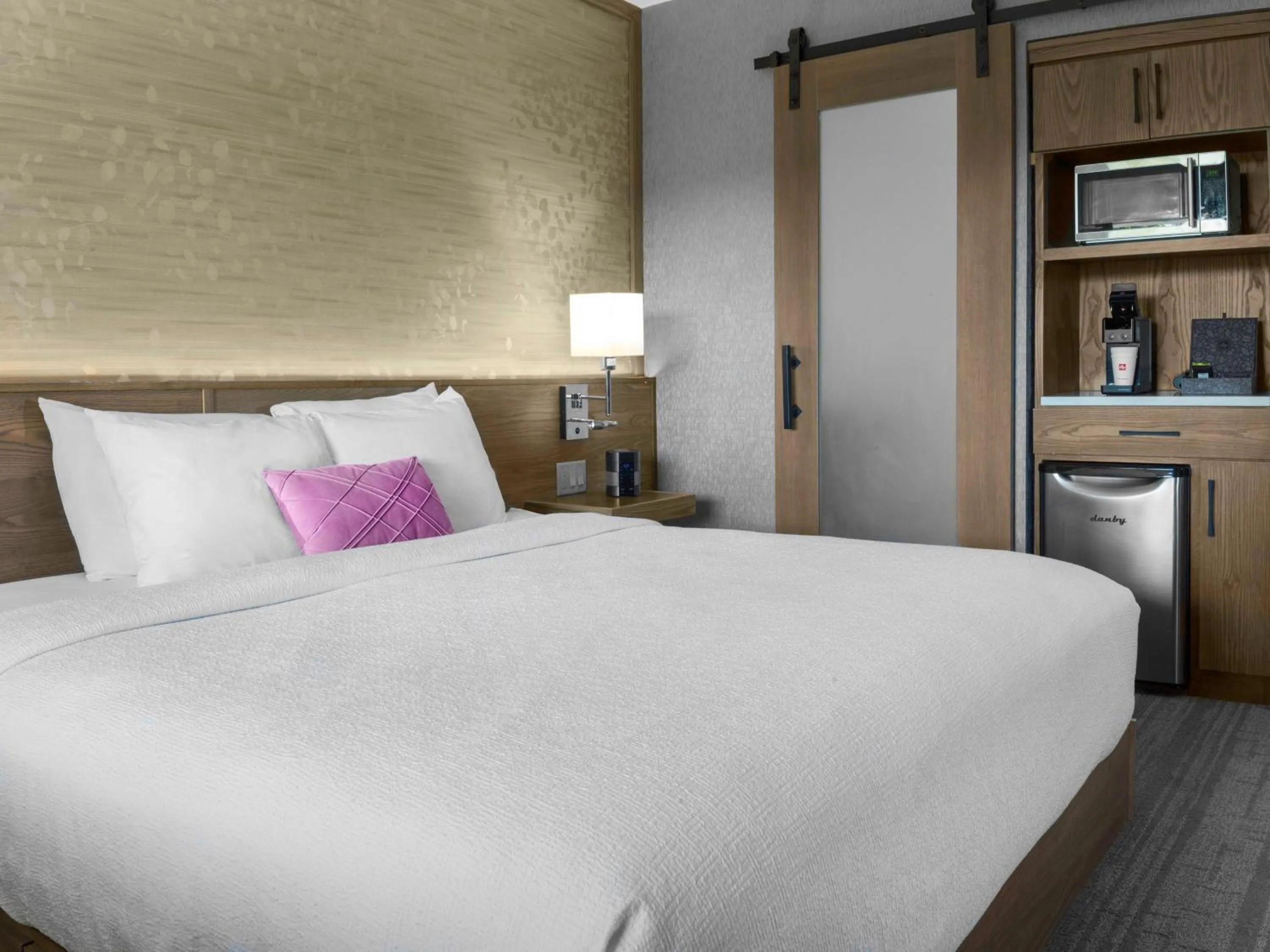 Photo of the whole room, Bed in voco Niagara Falls - The Cadence by IHG